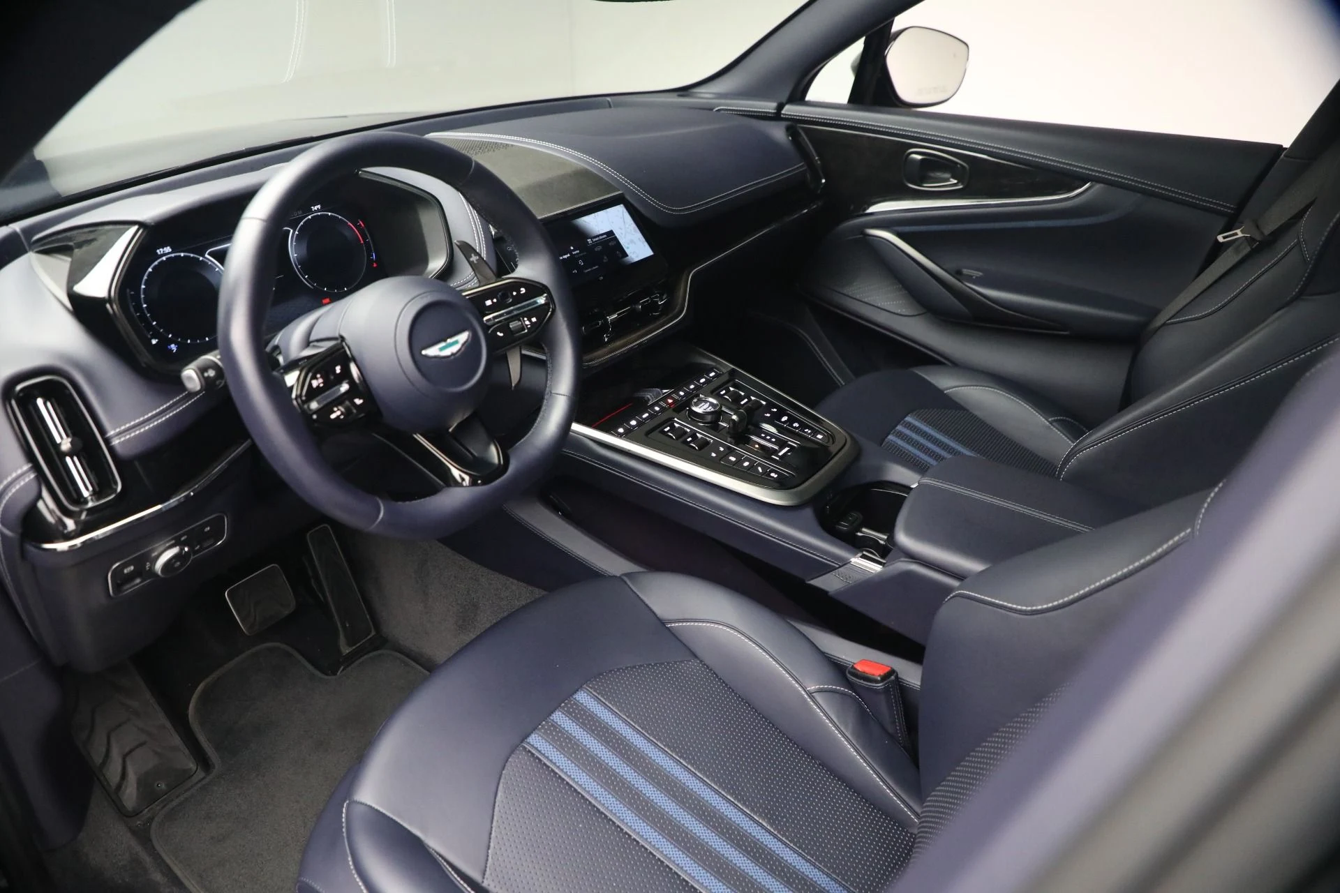 mph012_830573534_Used_2025_Aston_Martin_DBX_707_1782252692_8fb25eb604