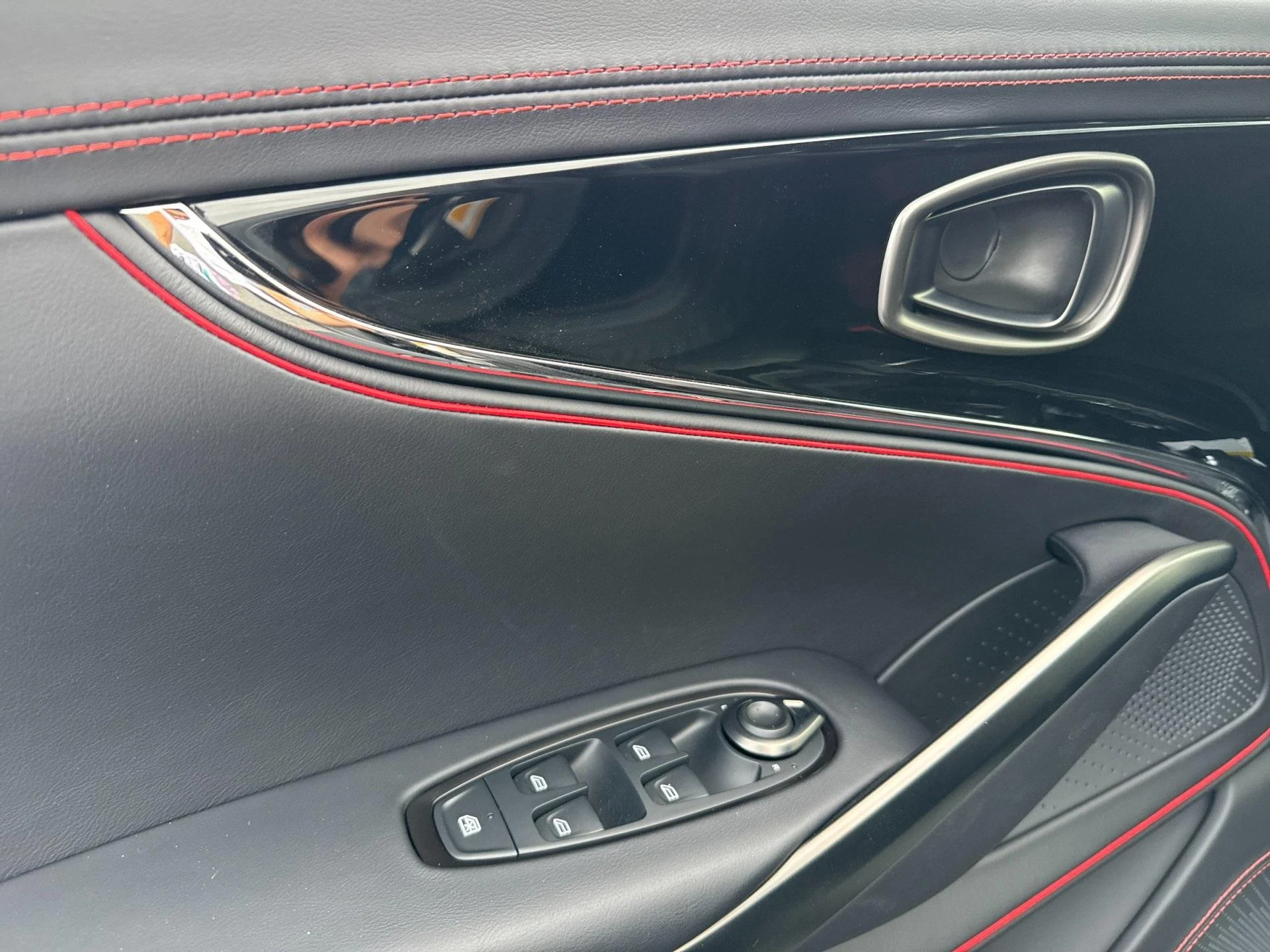 mph012_832250465_New_2026_Aston_Martin_DBX_S_1769594651_becc4d6b5c