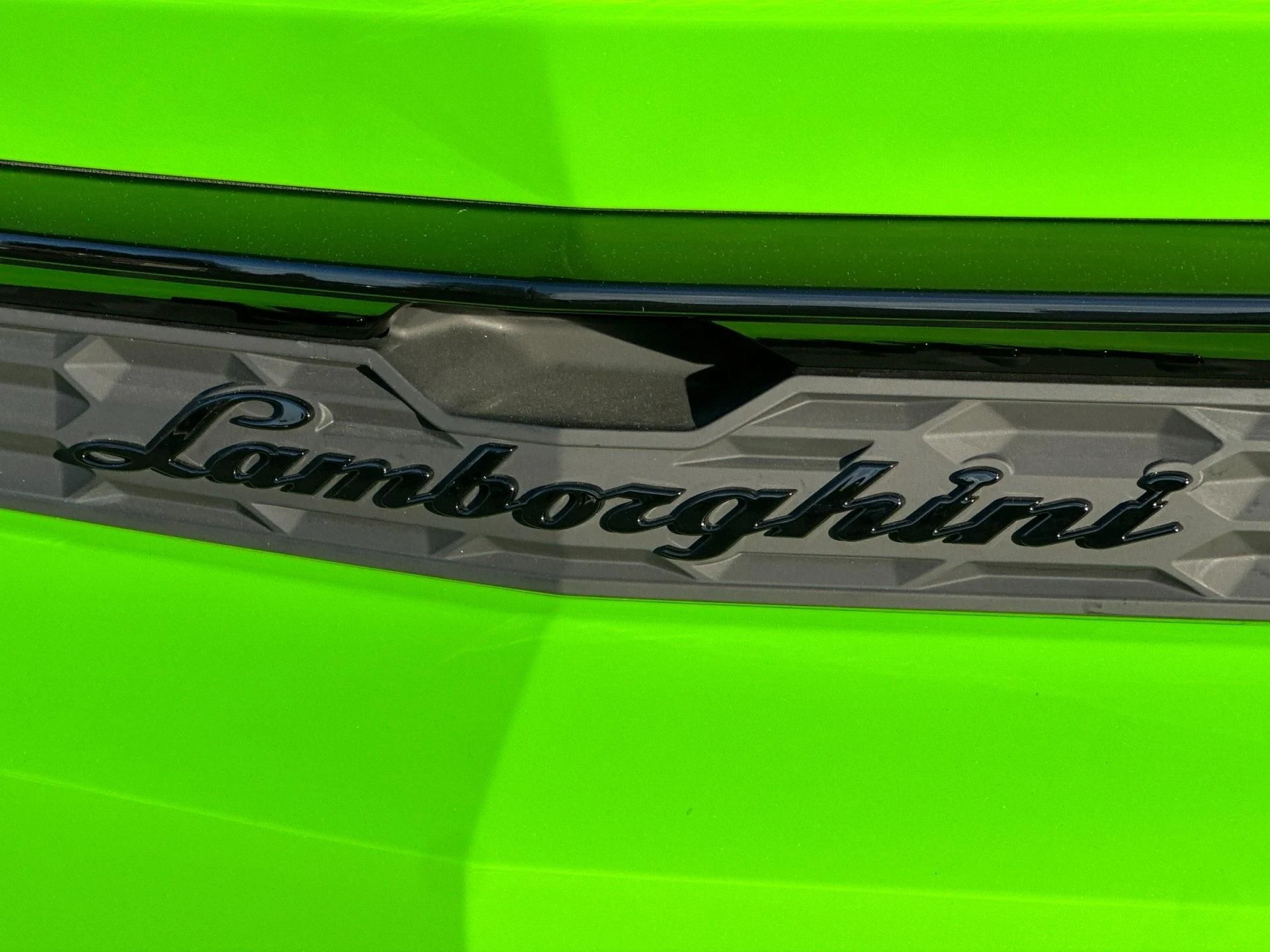 mph012_848488922_New_2025_Lamborghini_Urus_SE_1762355301_bd76246794