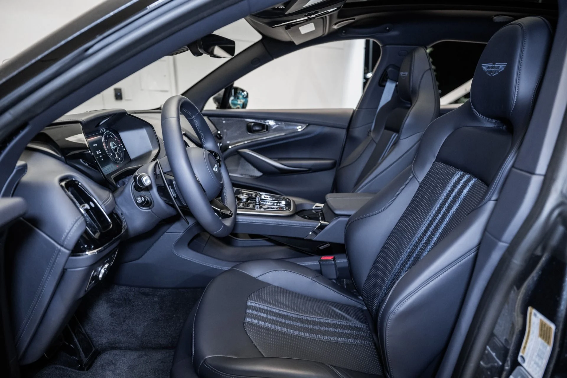 mph012_940076477_Used_2025_Aston_Martin_DBX_707_1754709382_43b89cffe6