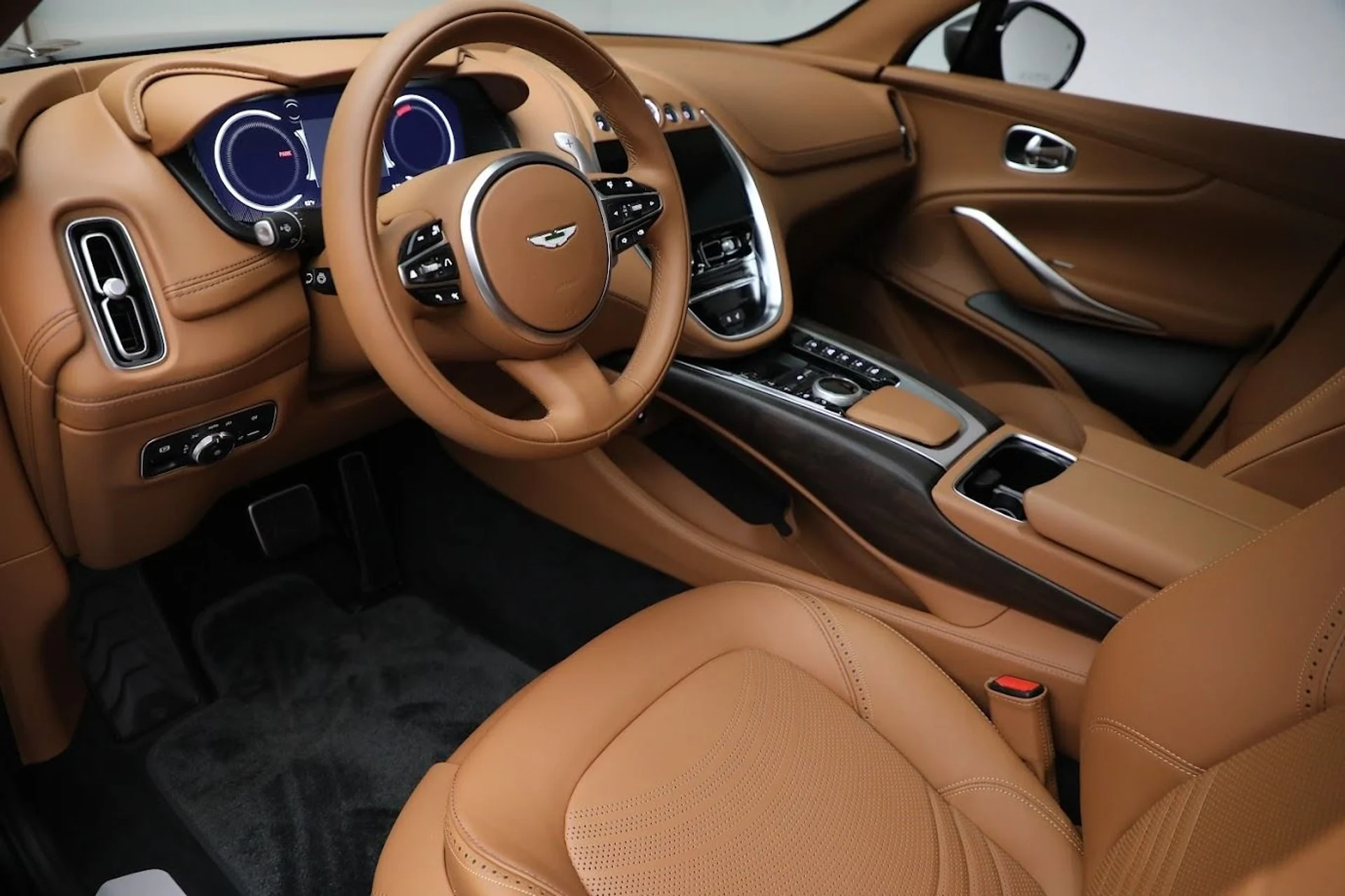 mph012_960615570_Used_2024_Aston_Martin_DBX_1712693701_79cea3aa6a