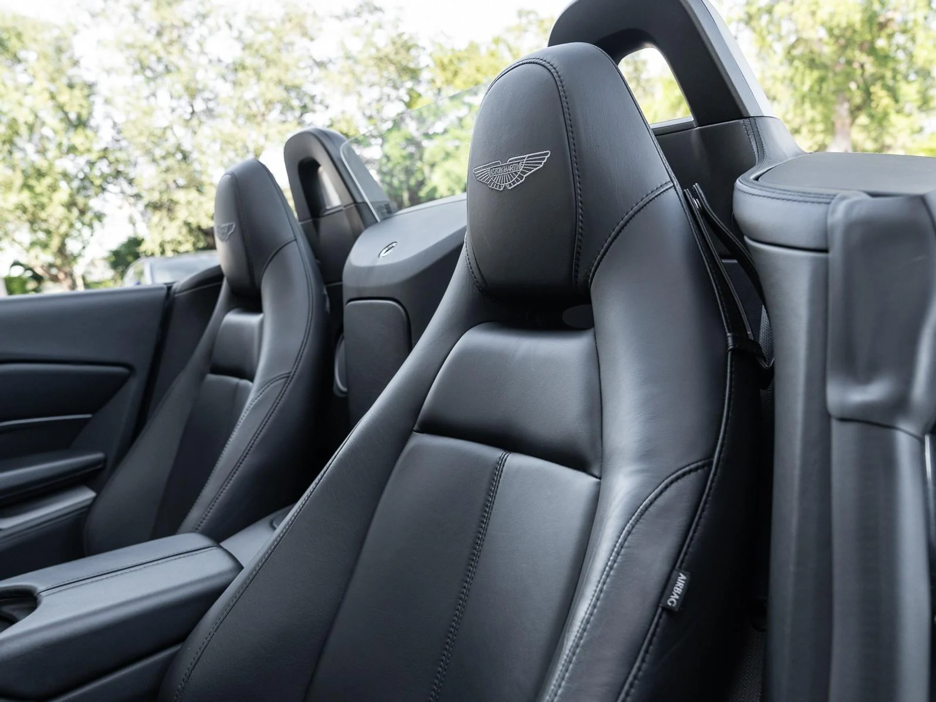 mph012_969863349_Used_2021_Aston_Martin_Vantage_1763409946_37eba79977