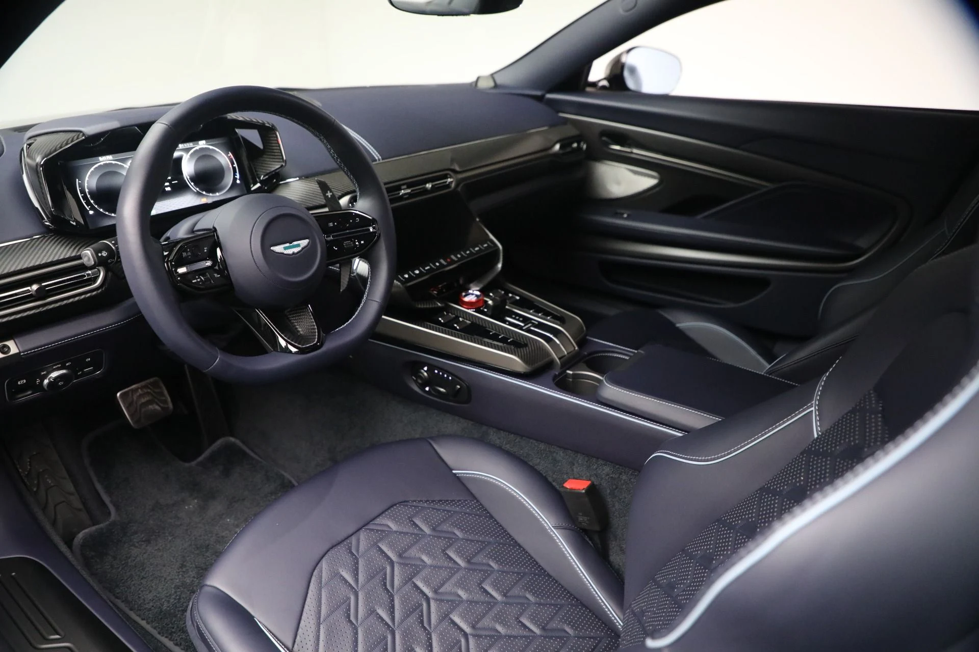 mph012_9747915_Used_2025_Aston_Martin_Vanquish_1771024271_07317e7f8c