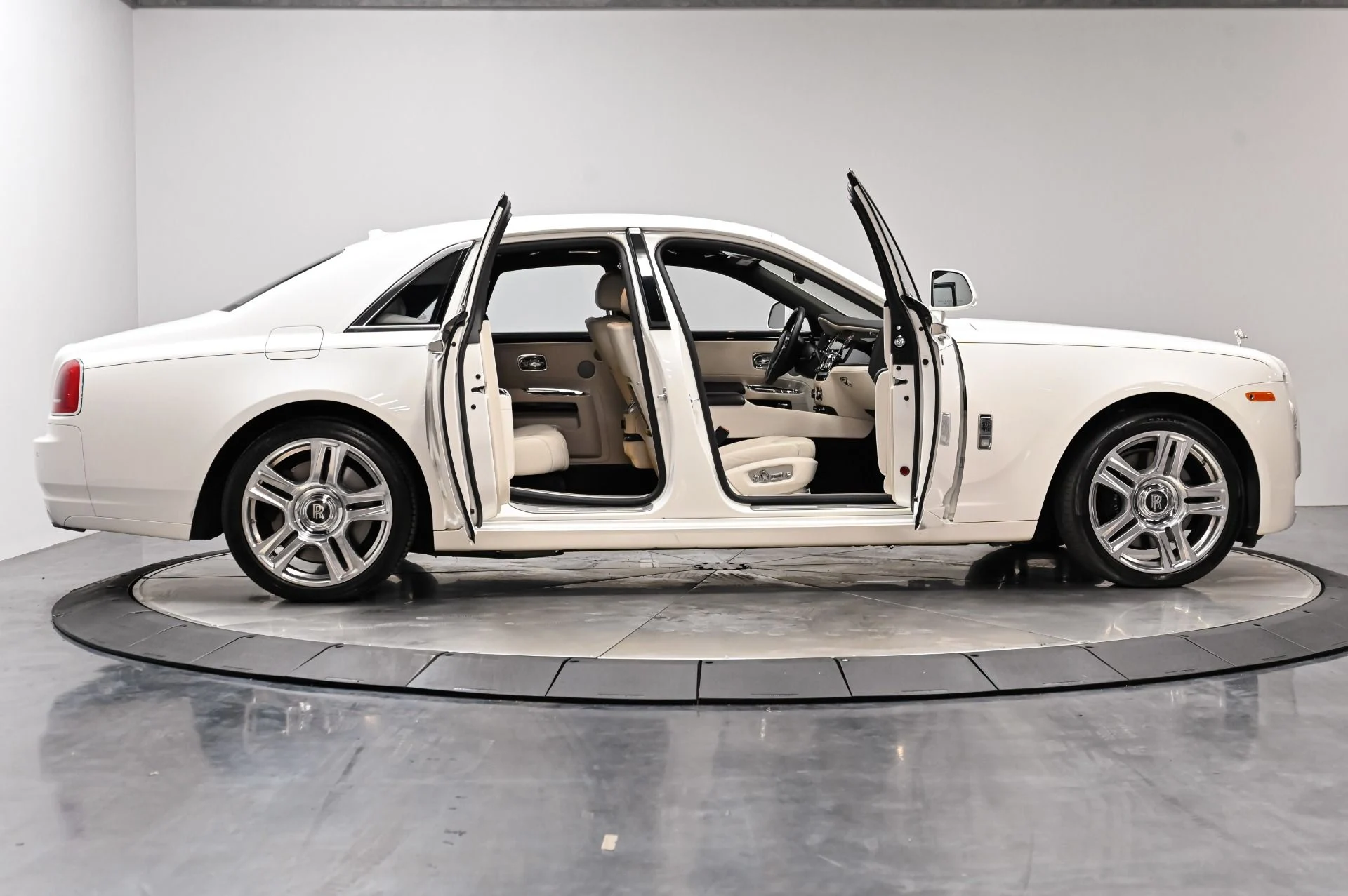 mph012_975105346_Used_2017_Rolls_Royce_Ghost_Base_1793114215_97ff2bb38b