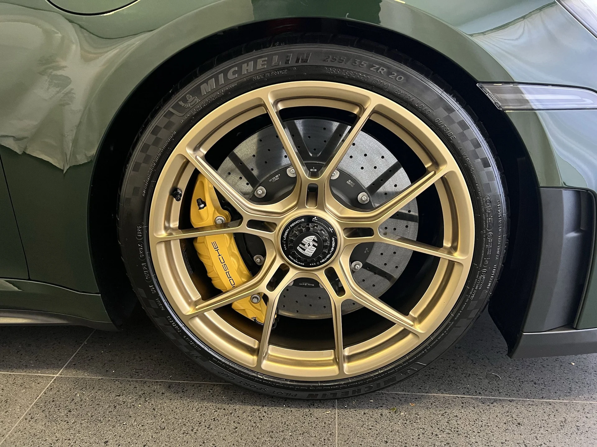 mph012_975408779_c01be9c61d43b1161d109f27619d86d9x_27cbe6841d