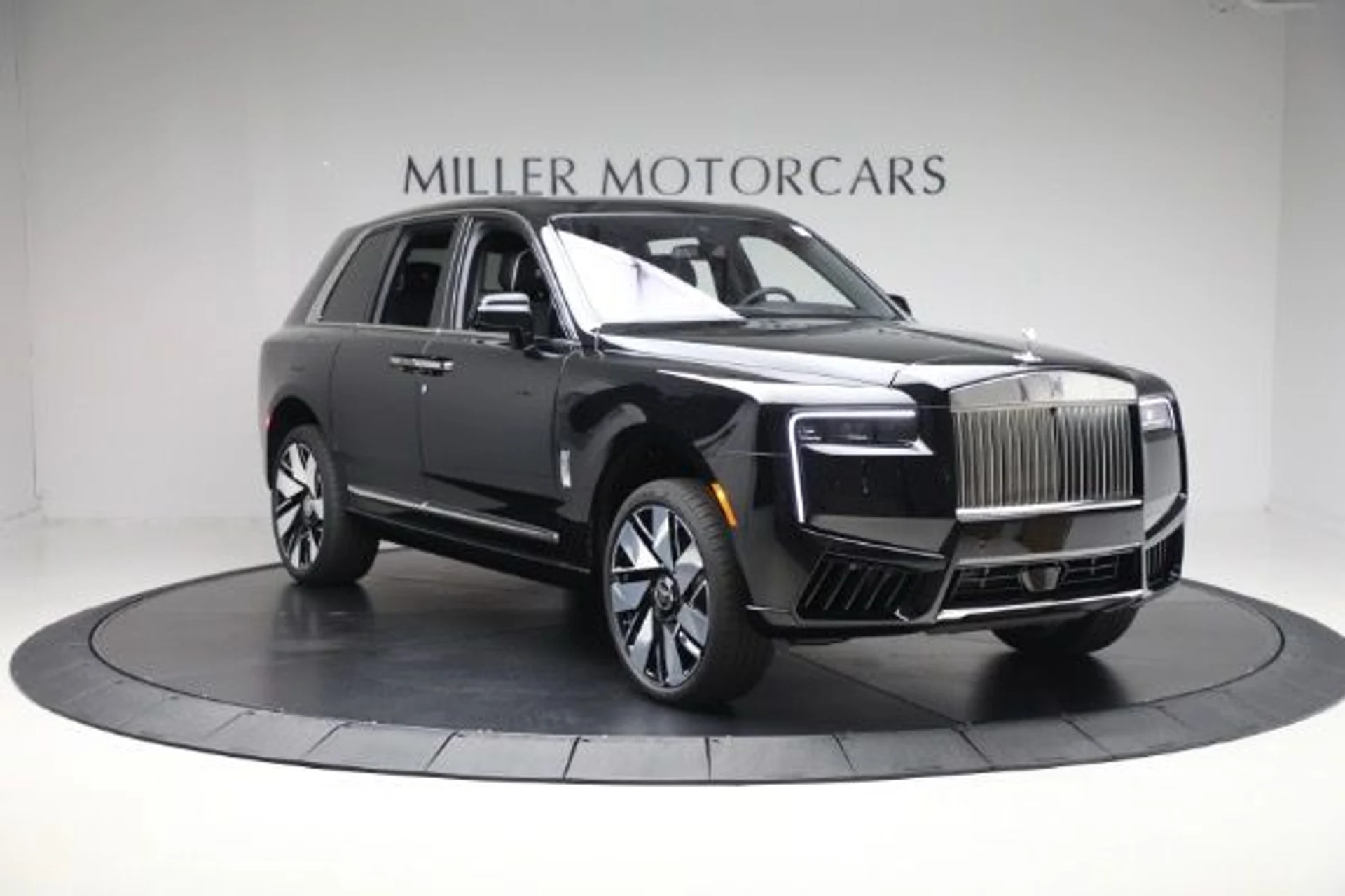 mph012_986268192_New_2026_Rolls_Royce_Cullinan_019f795f87