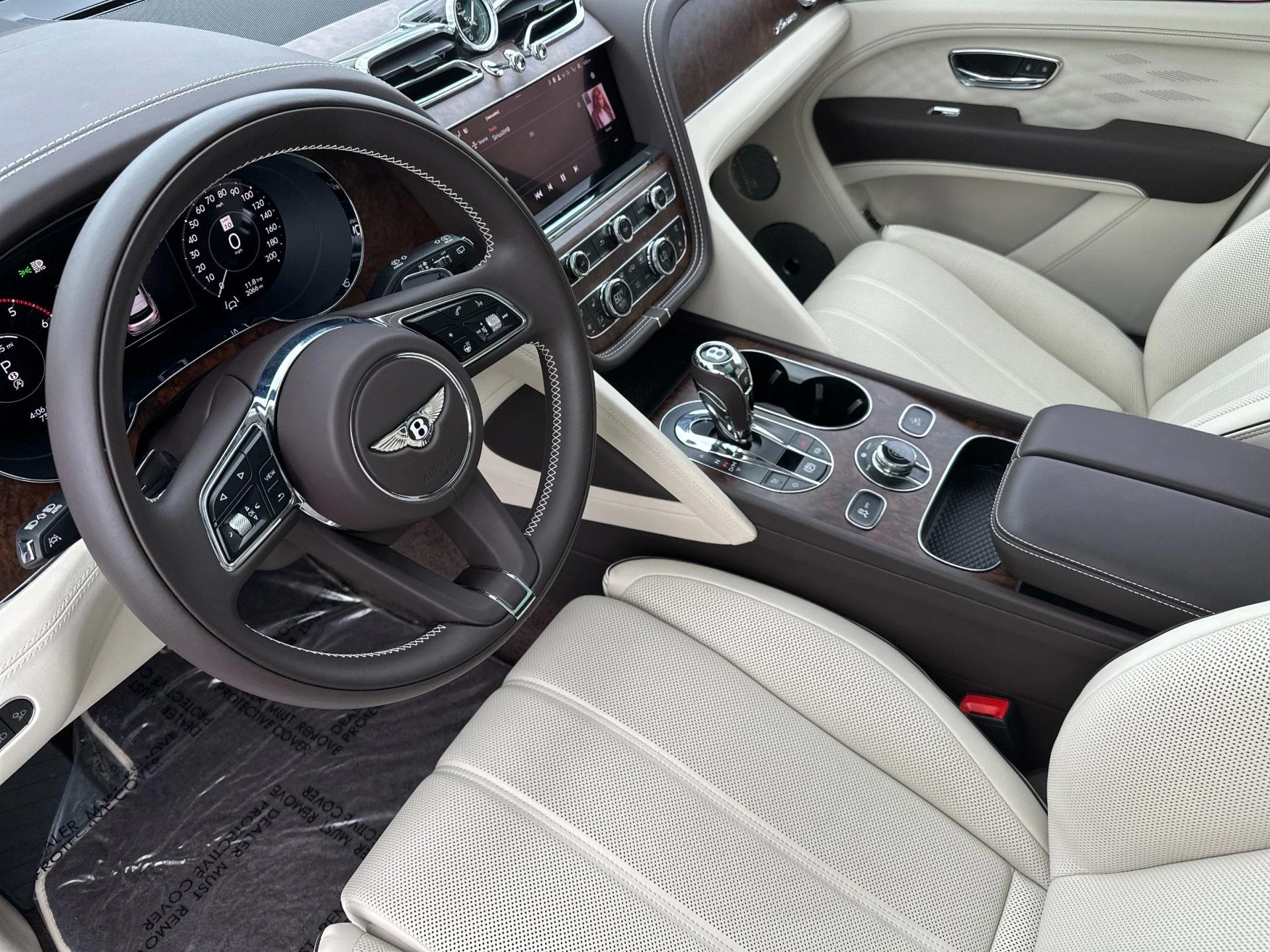 mph012_998795121_Used_2025_Bentley_Bentayga_V8_1760604332_e641cc4a92