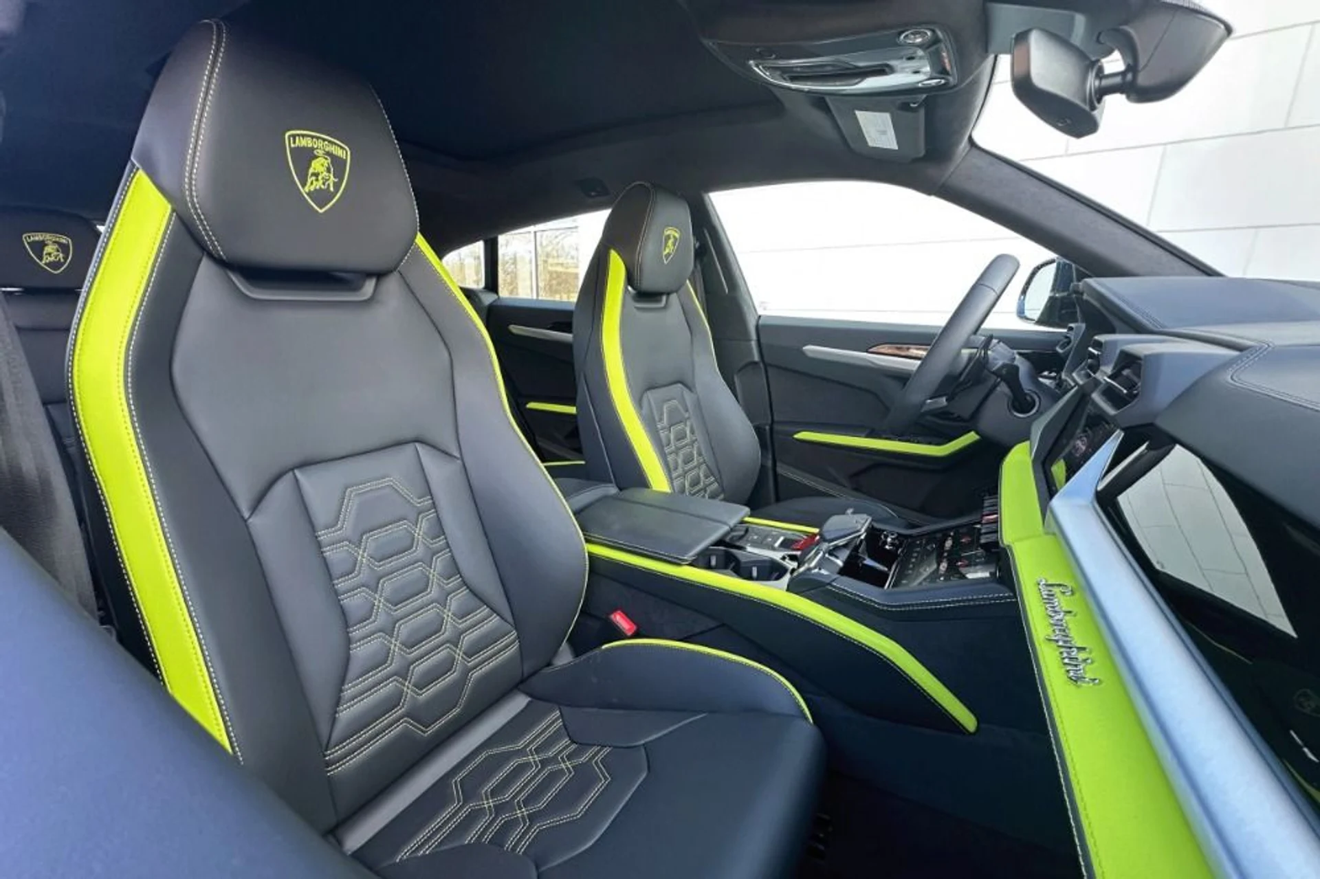 mph013_1000692447_Used_2025_Lamborghini_Urus_SE_1770899583_dc36621582
