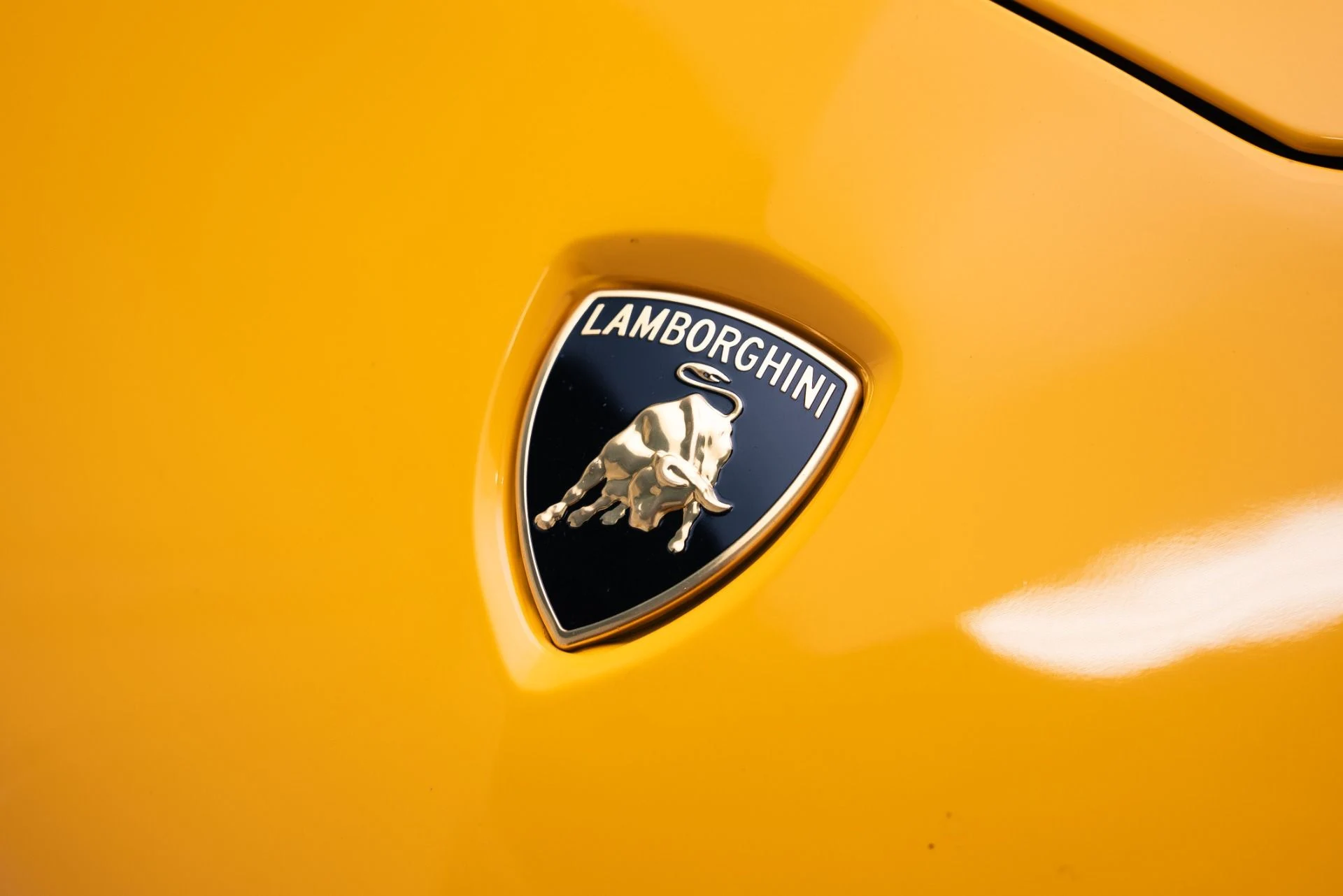 mph013_1004219034_Used_2018_Lamborghini_Aventador_Roadster_LP_740_4_S_1767990844_1182d9dd99