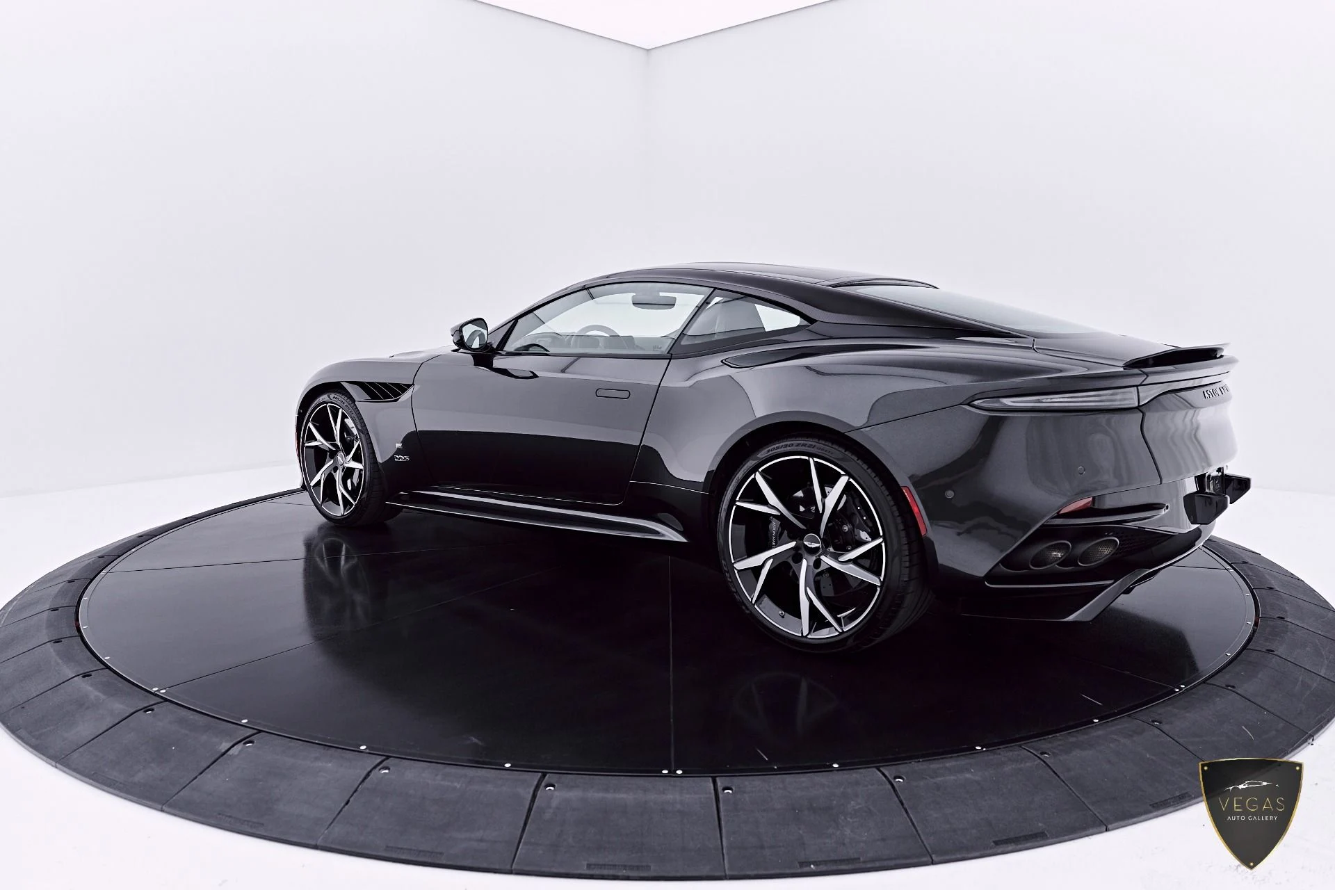 mph013_1012502173_Used_2021_Aston_Martin_DBS_Superleggera_1785181482_5d42723e5b