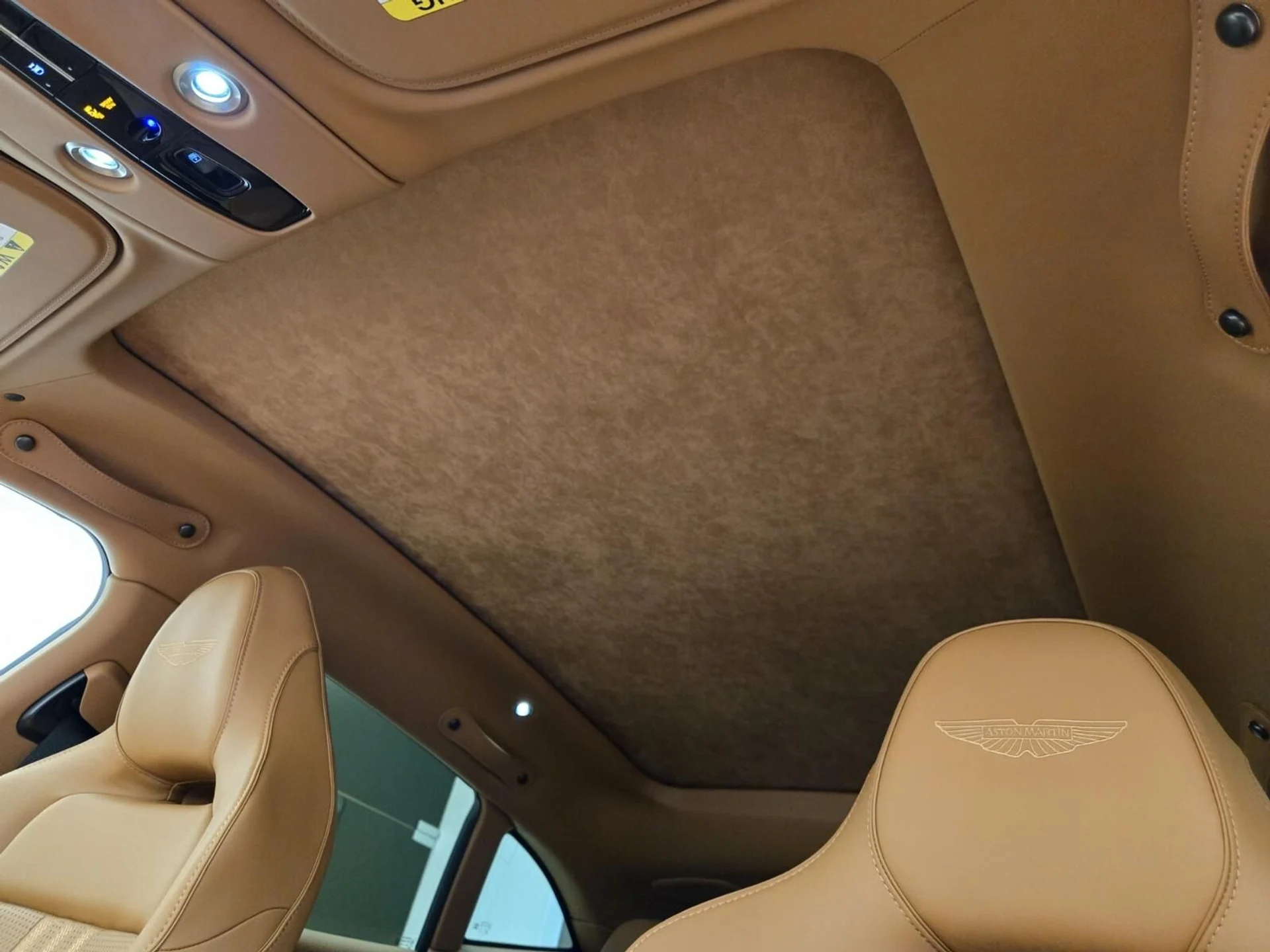 mph013_1012534639_New_2026_Aston_Martin_DBX_707_1761371592_f0bb6fc80f
