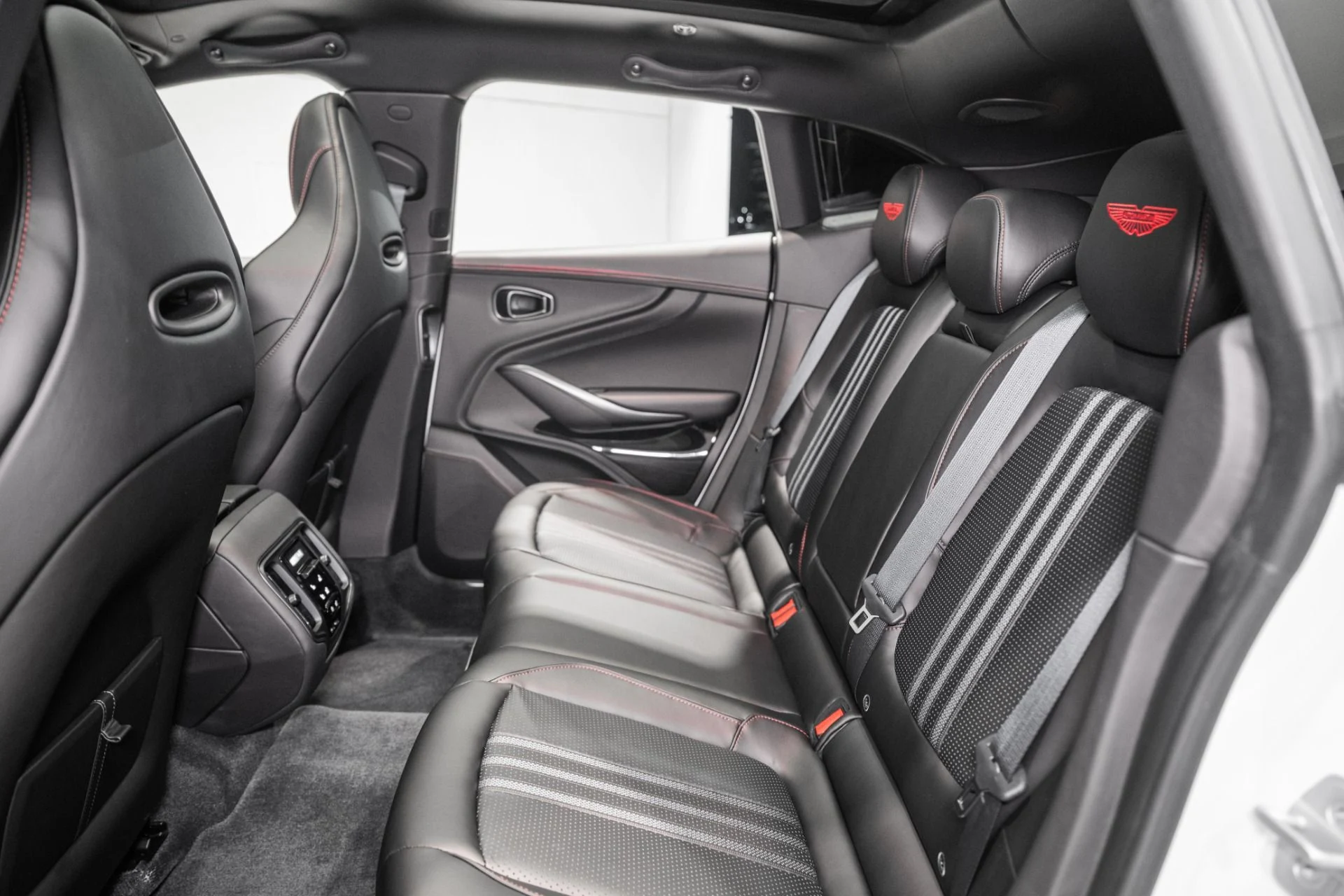 mph013_1023509547_New_2026_Aston_Martin_DBX_707_1765217762_b526104f0b