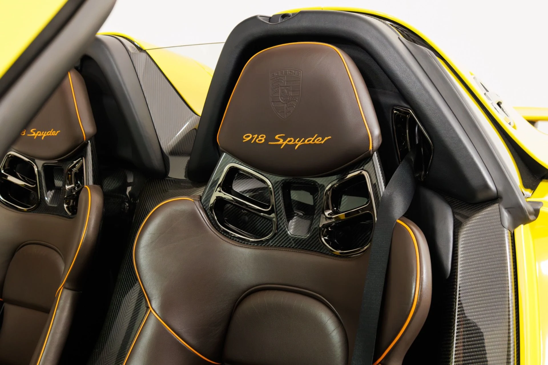 mph013_1027316927_Used_2015_Porsche_918_Spyder_1789427621_3db9cc4d9a