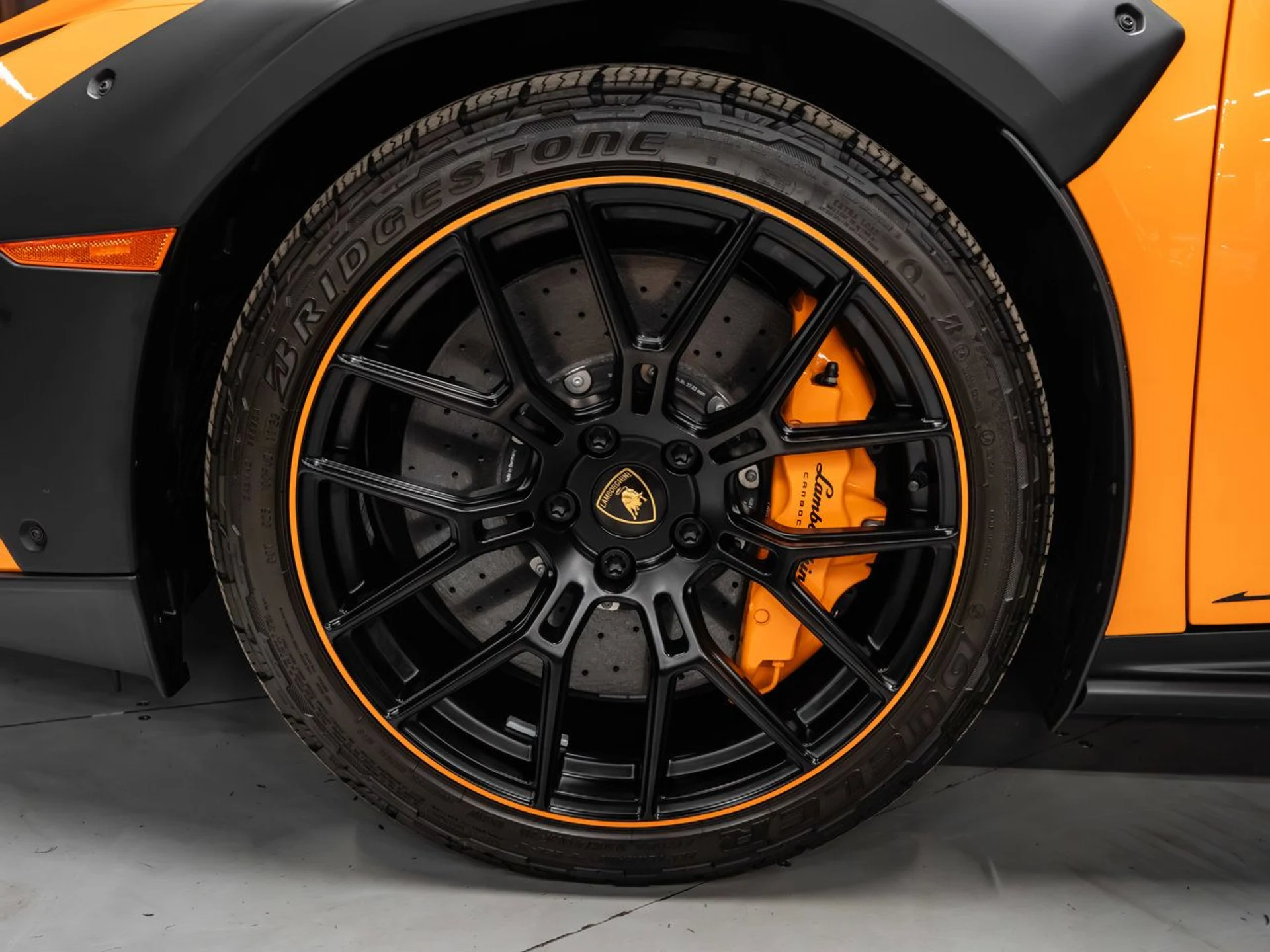 mph013_1031885486_lamborghini_huracan_2023_4876f3b919