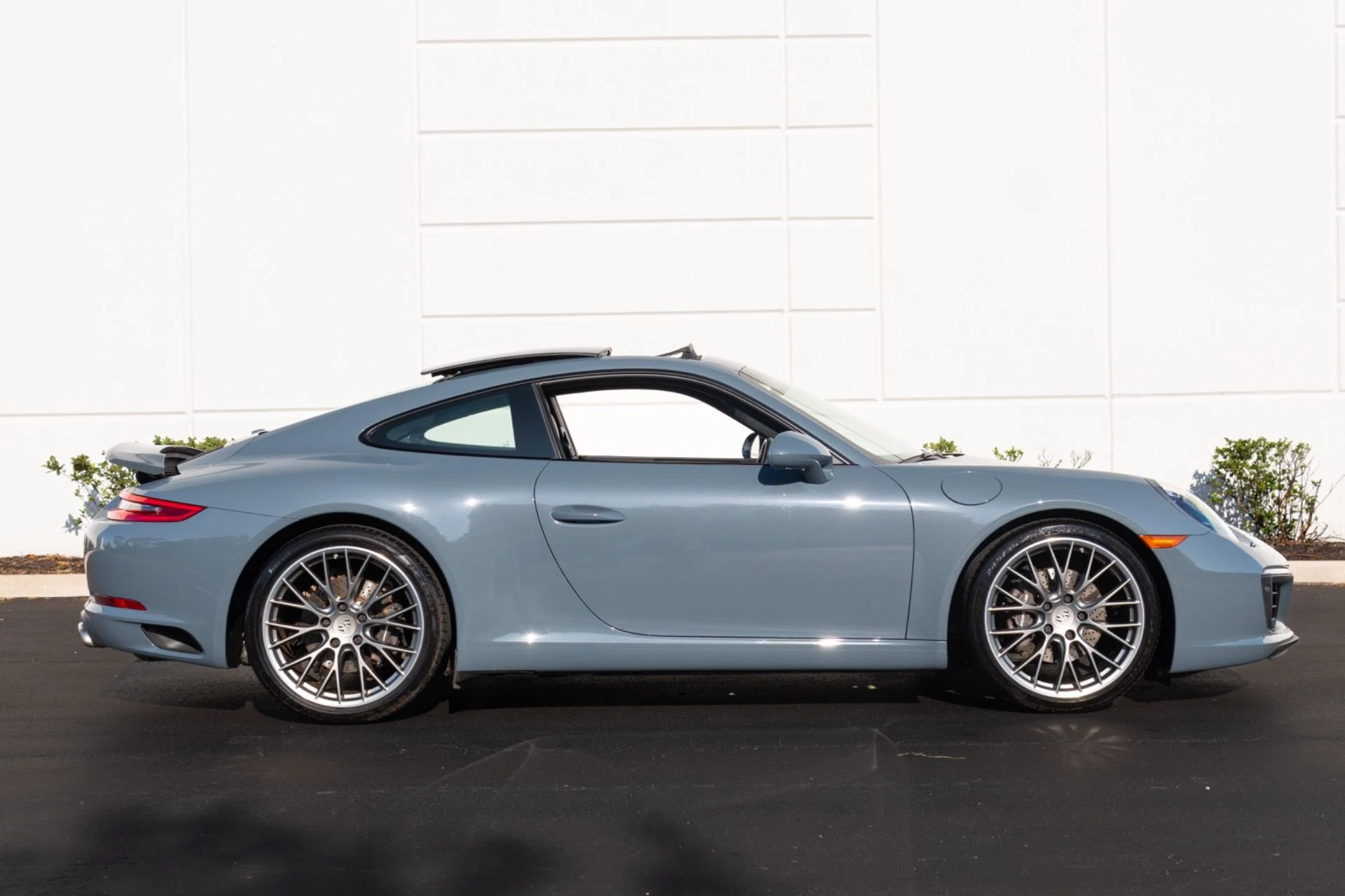 mph013_1036664154_Used_2017_Porsche_911_Carrera_1777686395_0d275874c8