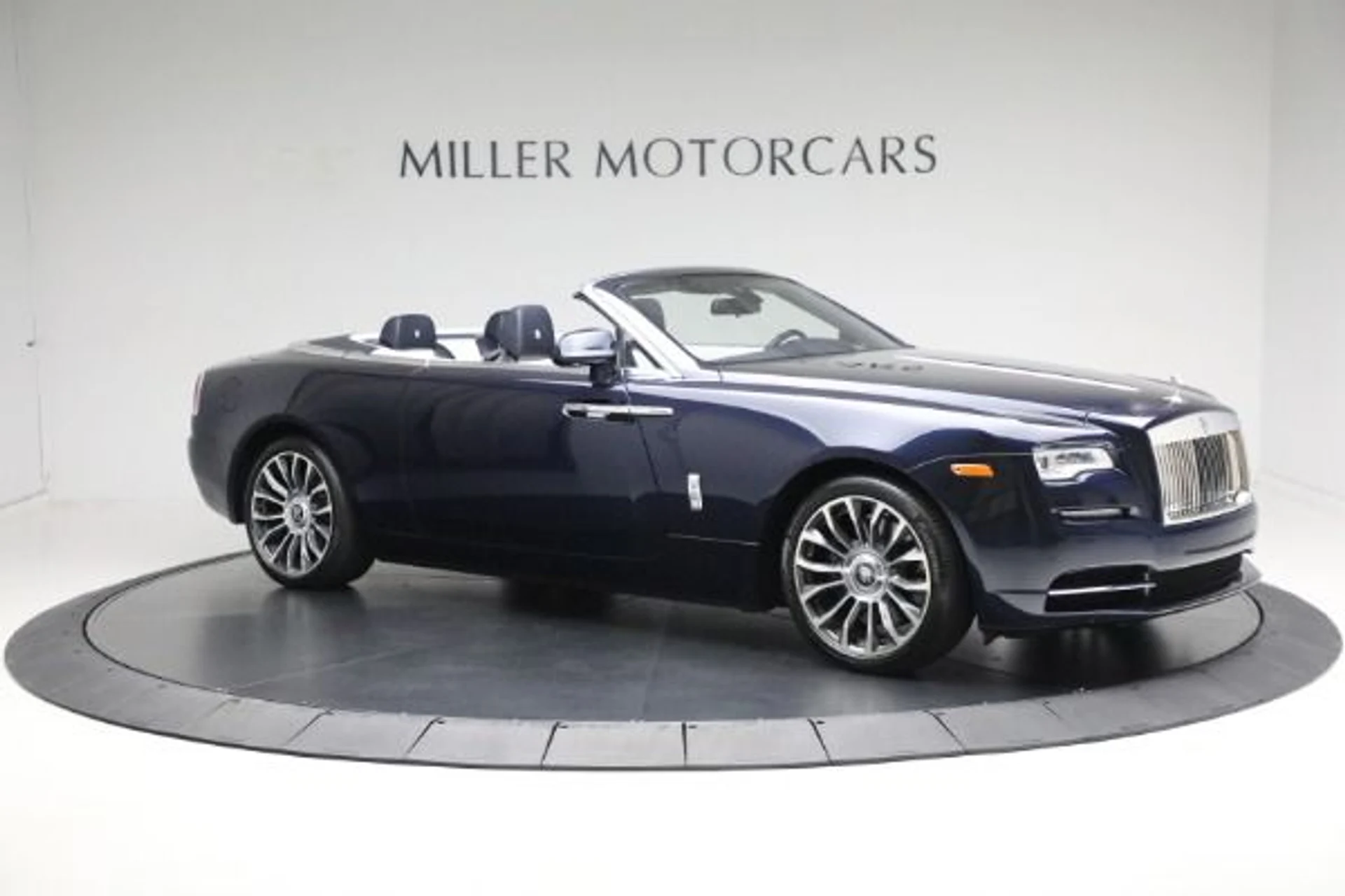 mph013_1049922096_Used_2018_Rolls_Royce_Dawn_e2085cdb67