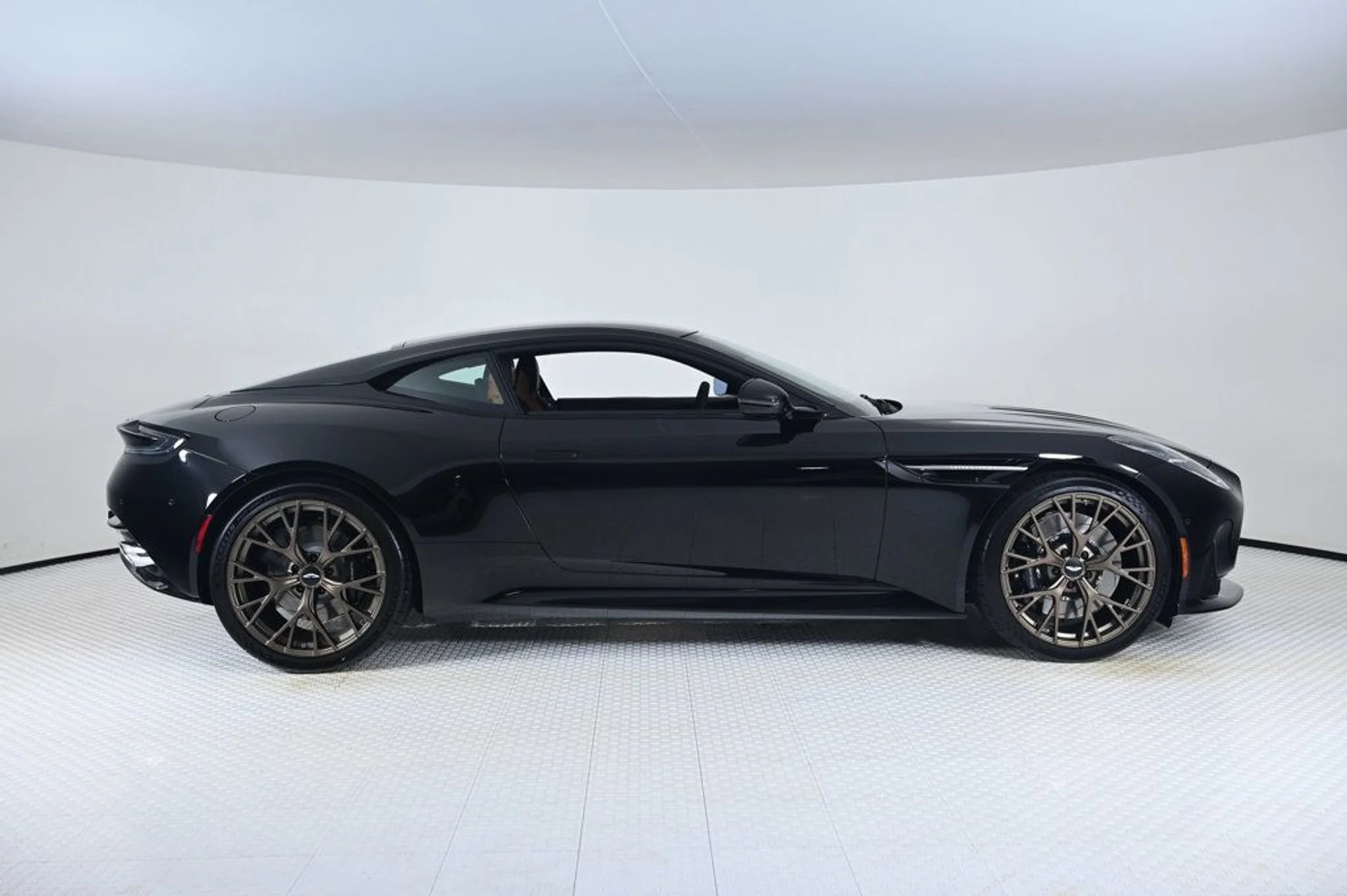 mph013_1068383652_new_2026_aston_martin_db12_11350_22934456_13_1024_76a404a748