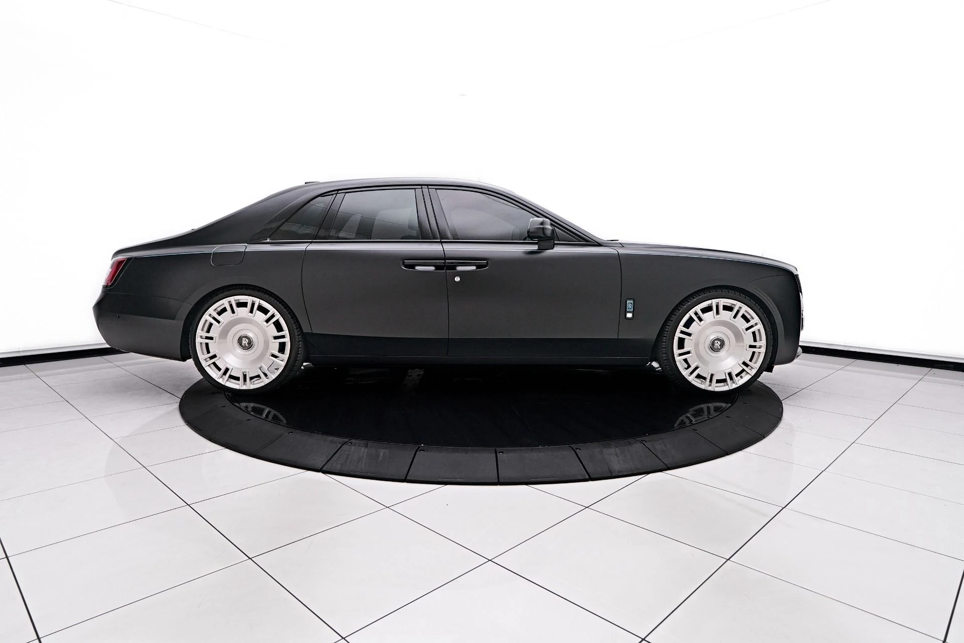 mph013_1075247523_Used_2024_Rolls_Royce_Ghost_Base_1755131984_d448152415