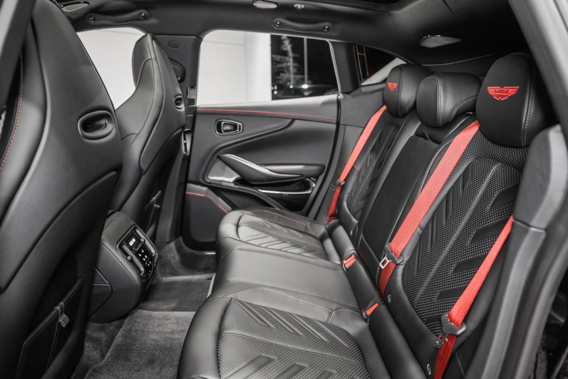 mph013_1084599403_New_2026_Aston_Martin_DBX_S_1765985660_8365fcbda2