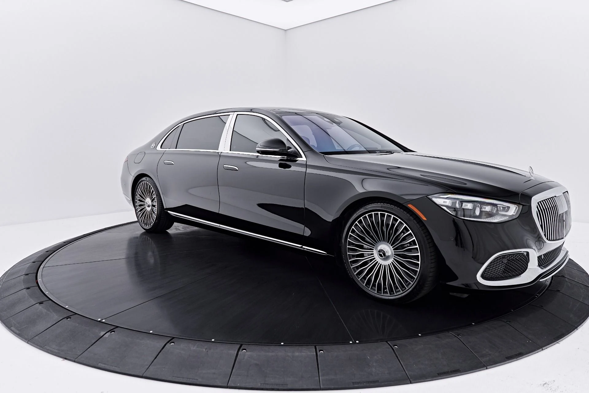mph013_1092493104_Used_2022_Mercedes_Benz_S_Class_Maybach_S_580_1788570644_700756524a