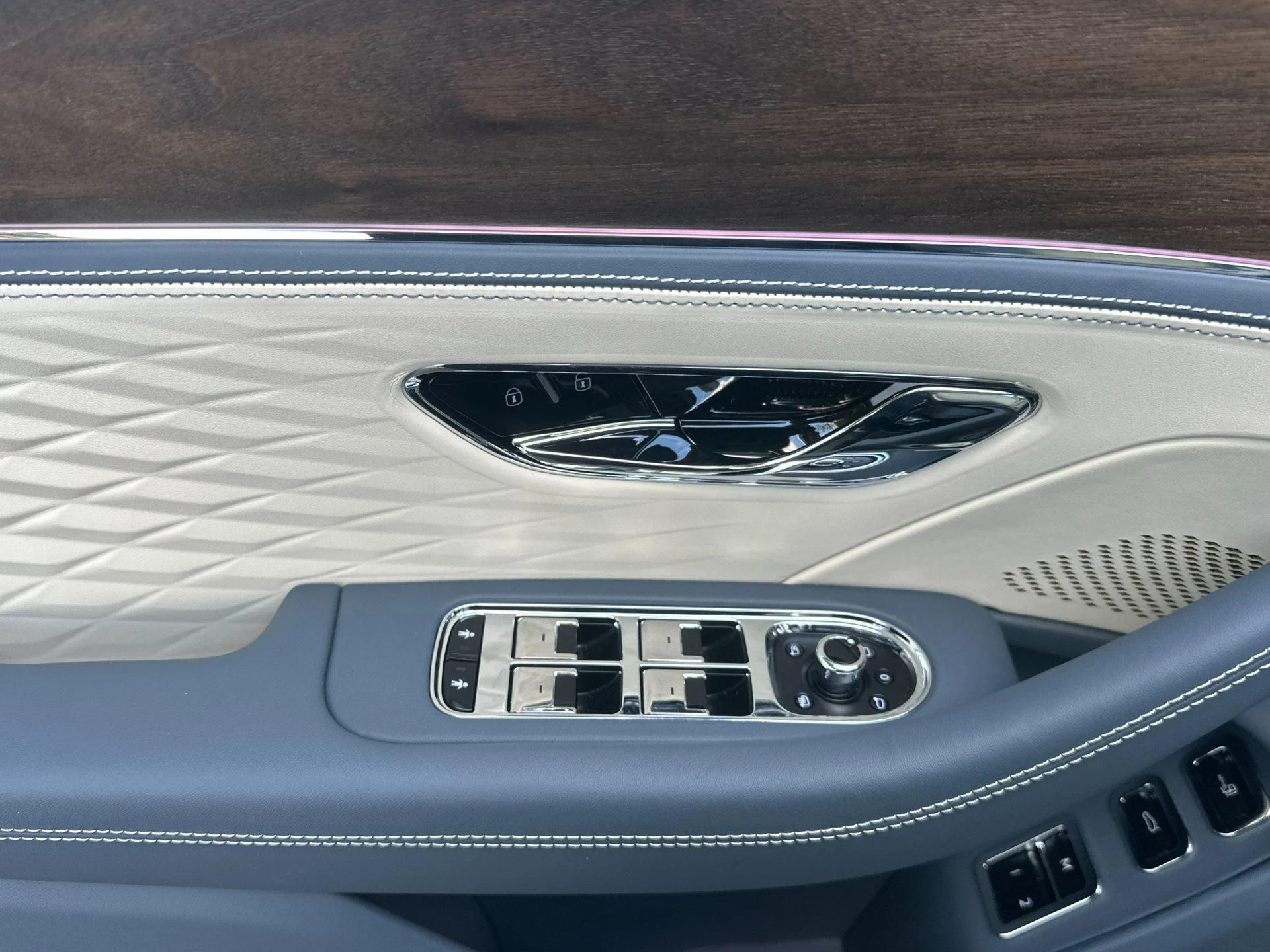 mph013_1094720892_New_2027_Bentley_Flying_Spur_1792838847_dc502c3349