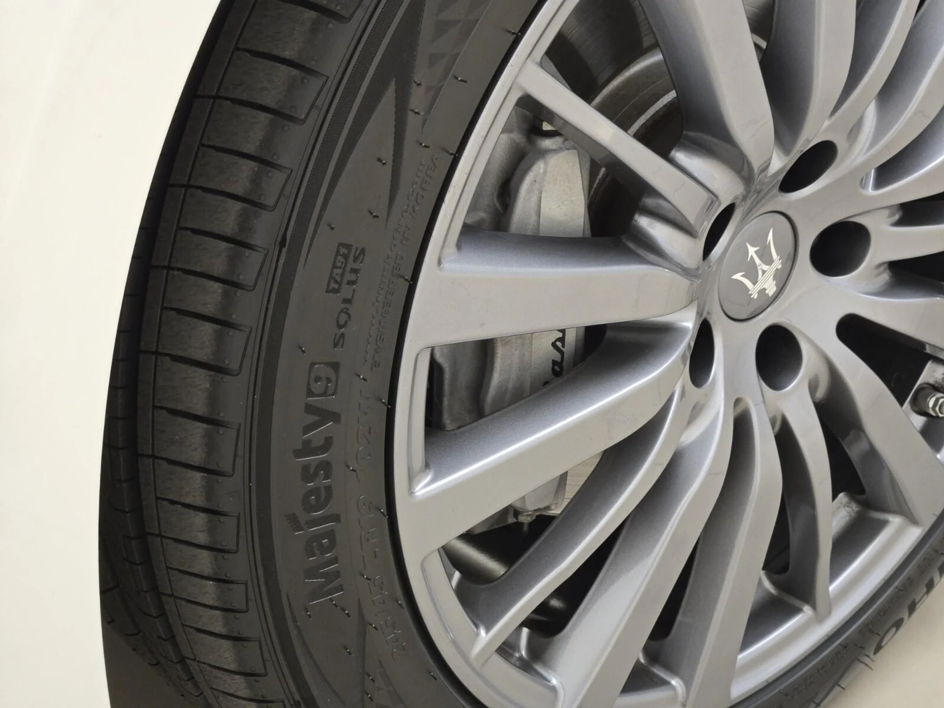 mph013_1106885566_Used_2018_Maserati_Ghibli_1763108811_1806f1f88d