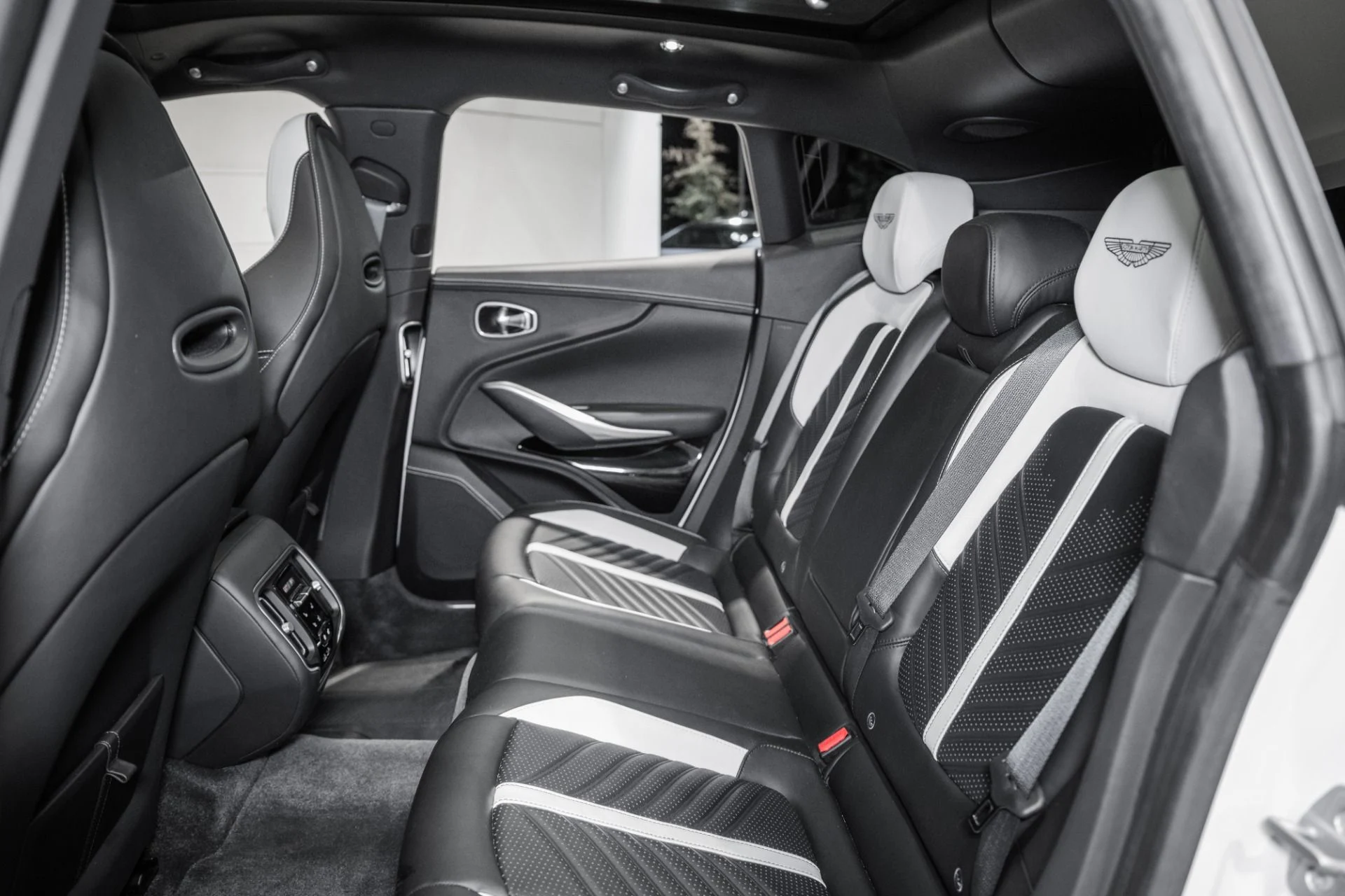 mph013_112555060_Used_2023_Aston_Martin_DBX_707_1761749500_dcb8bc57c7