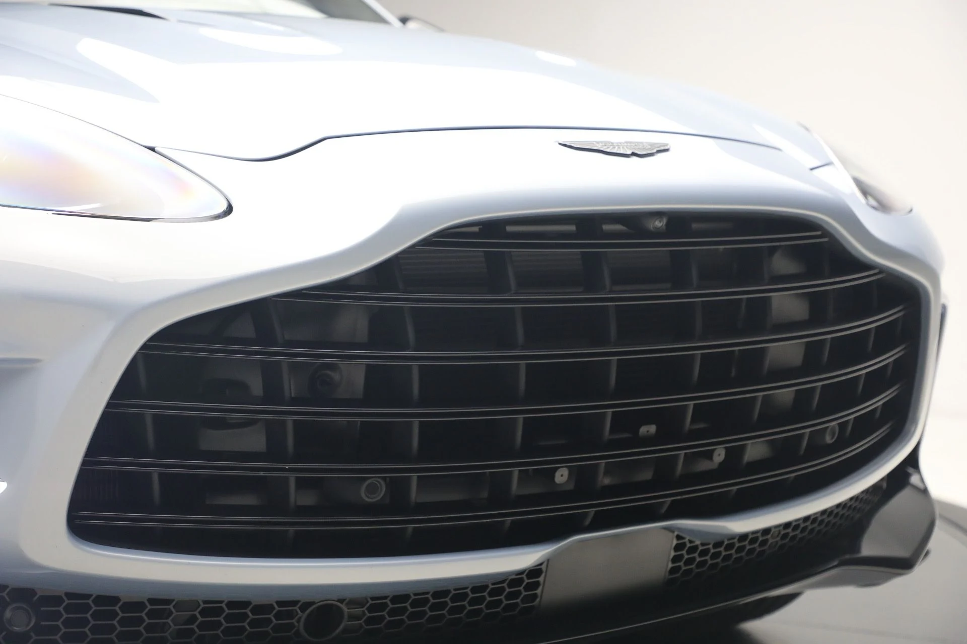 mph013_1153432045_Used_2026_Aston_Martin_DBX_707_1780931419_b13932130c