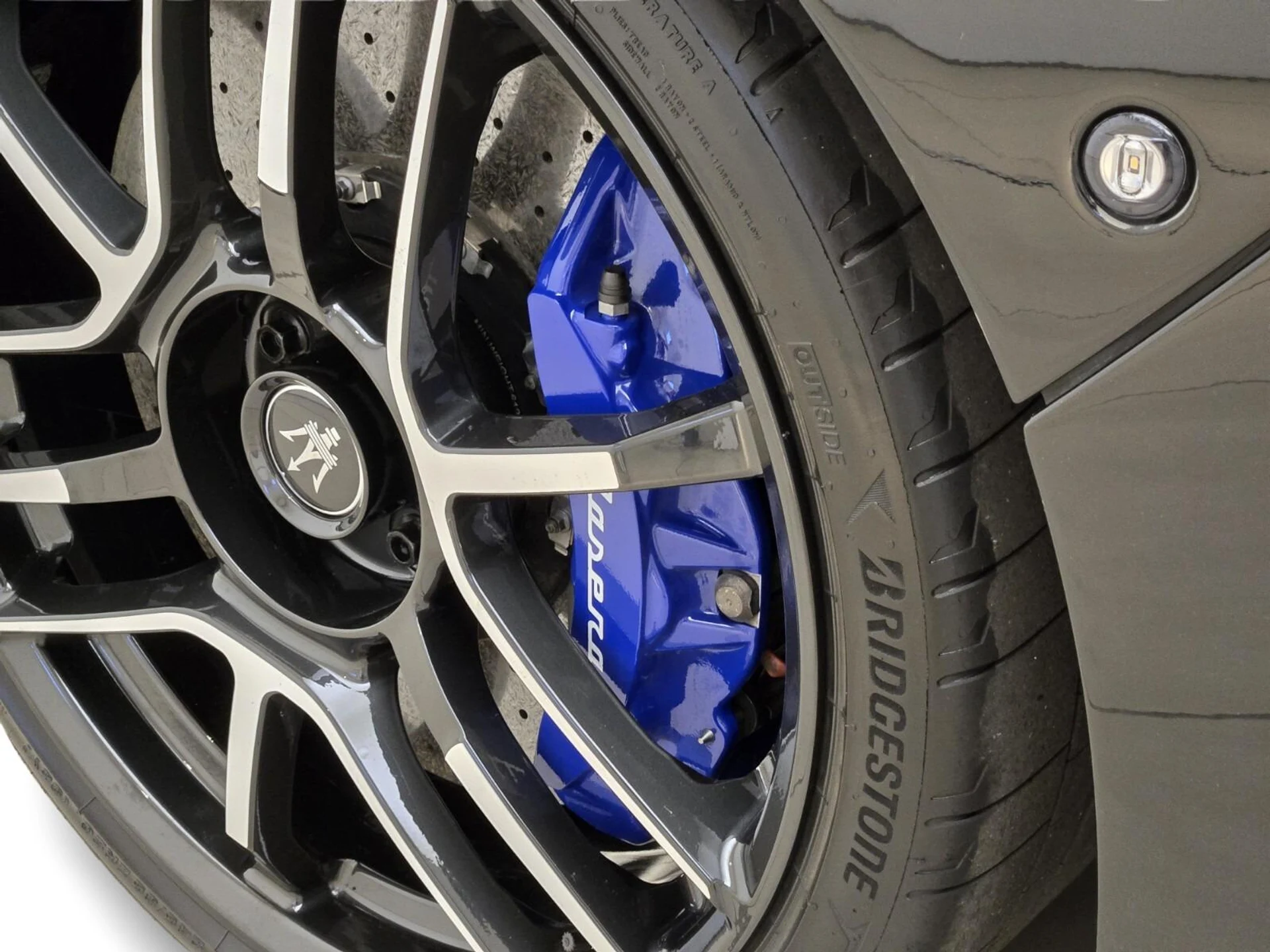 mph013_1182610738_Used_2023_Maserati_MC_20_1765868285_ccaea2134d