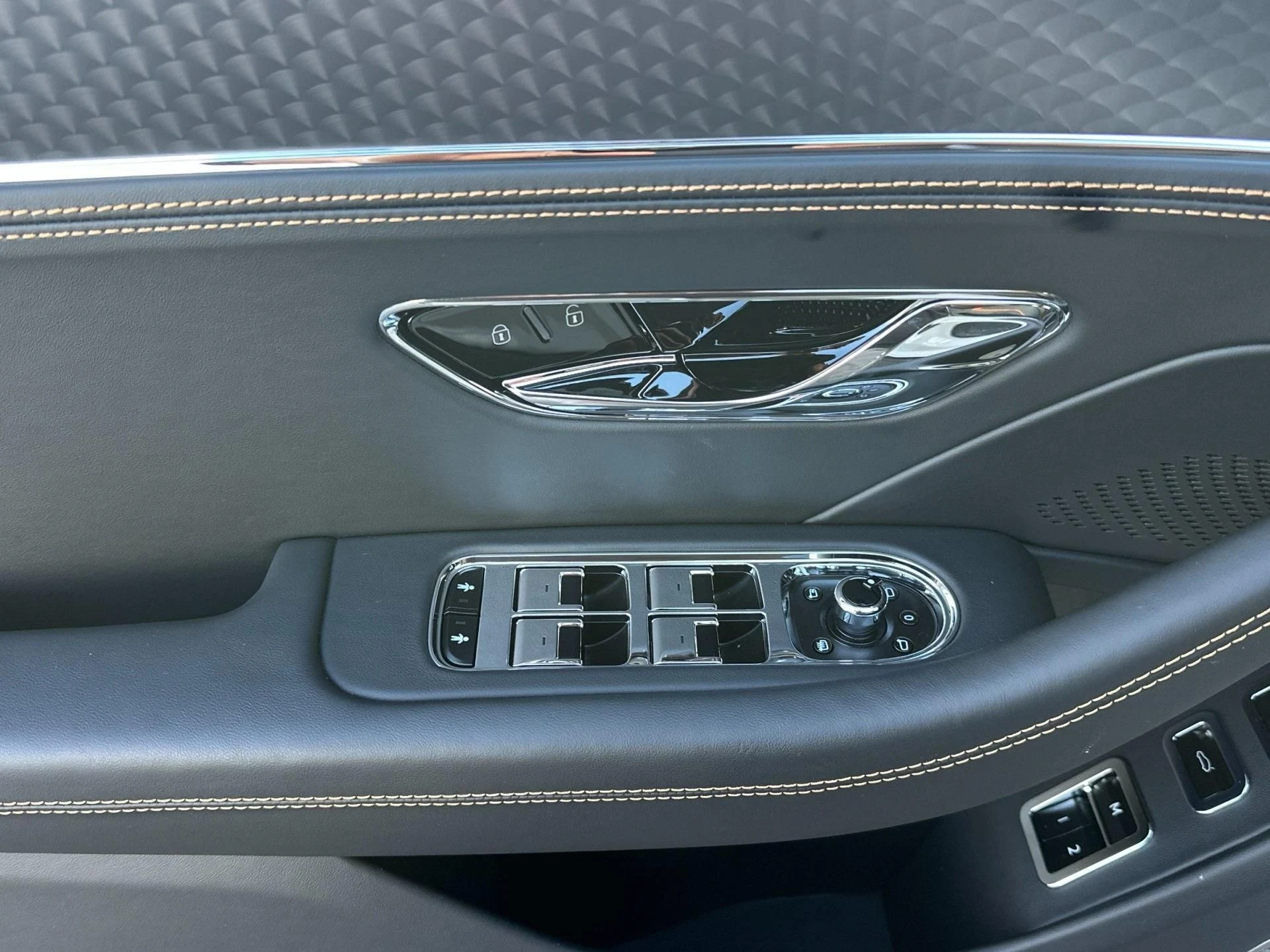 mph013_1183239328_New_2026_Bentley_Flying_Spur_1771602773_e078f5770e