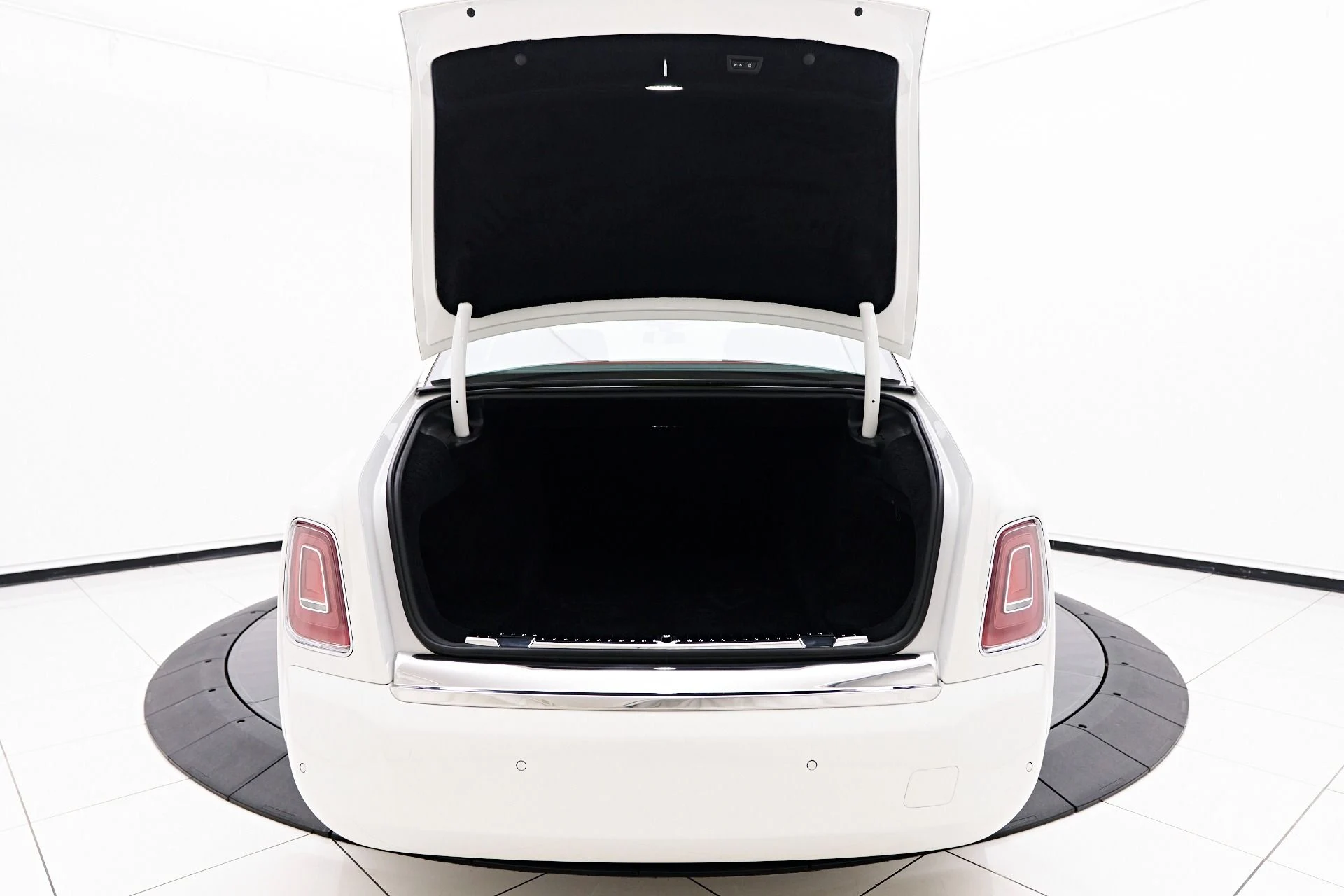 mph013_119945199_Used_2025_Rolls_Royce_Phantom_Base_1758394097_fde5832dd1