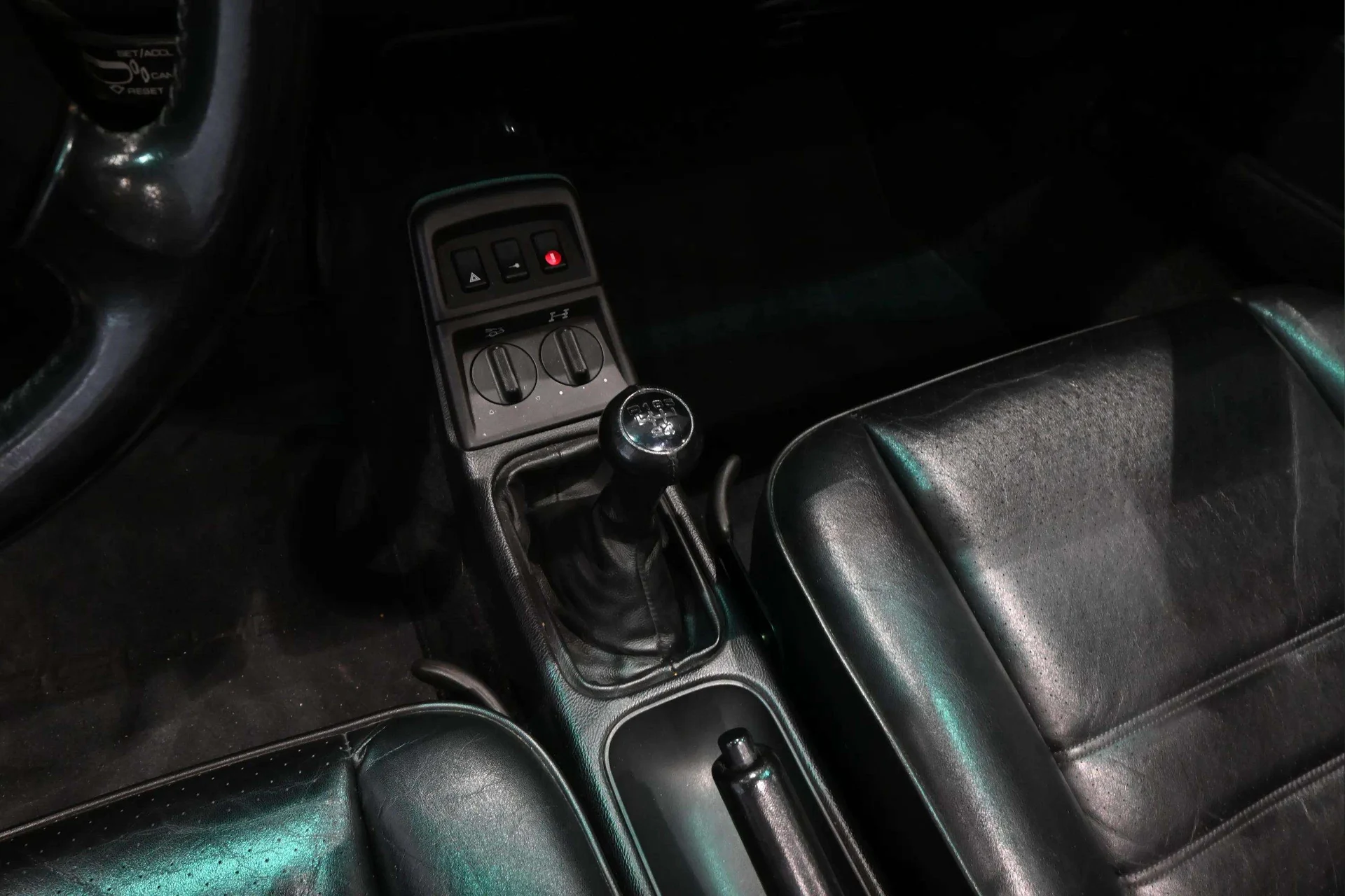 mph013_1241752547_7e49fd44_fa86_4cda_93aa_bec991157c87_2_14_Interior_199120_Porsche2091120_Carrera20_Cabriolet2028_WP_0_CB_2961_MS_46059429_22_c736a5c26d