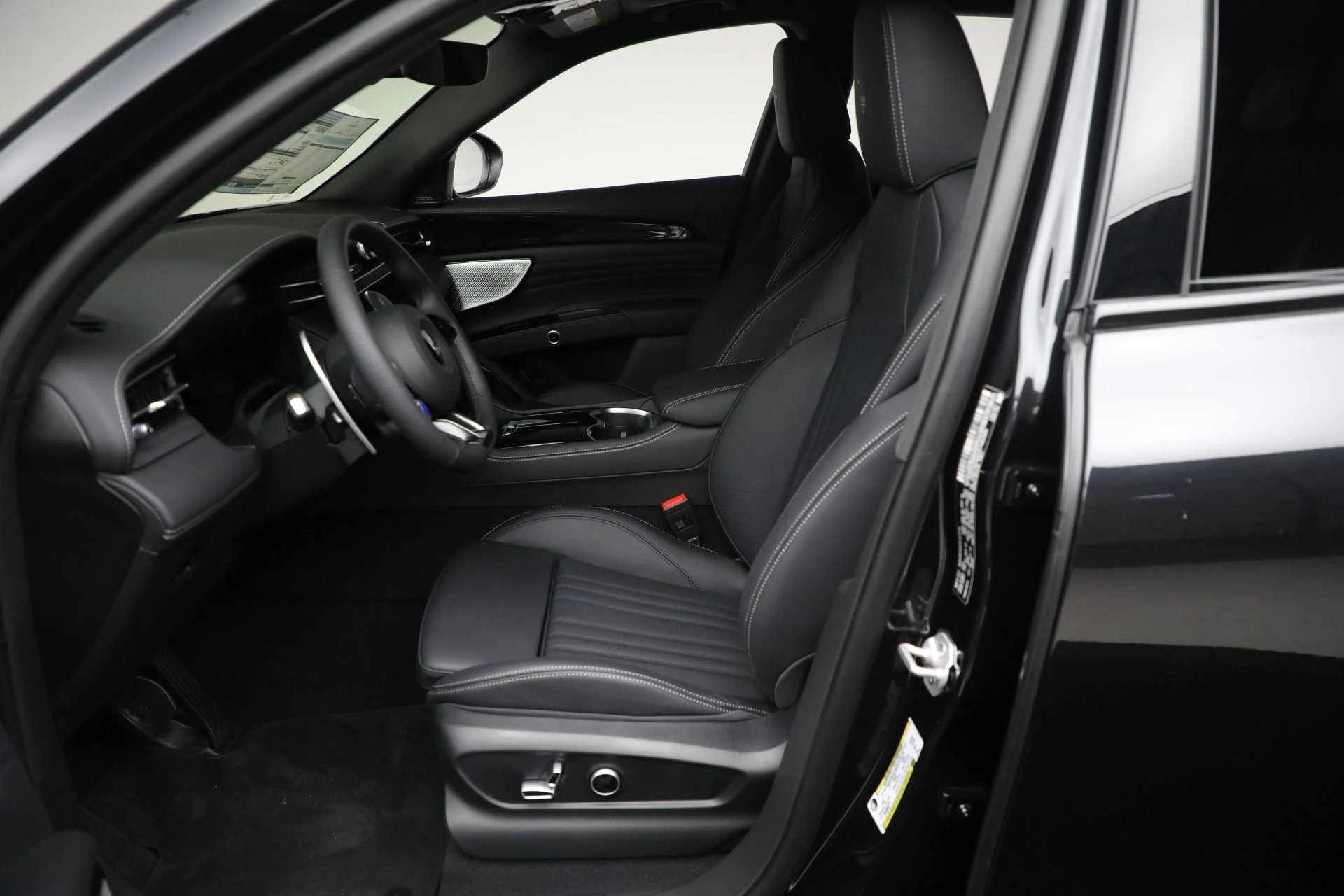mph013_1256372548_New_2025_Maserati_Grecale_Modena_a54ef924fa