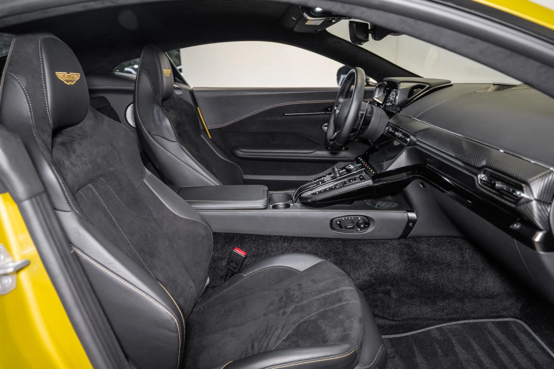 mph013_1257130698_Used_2025_Aston_Martin_Vantage_1751990746_7ca96ddaa5
