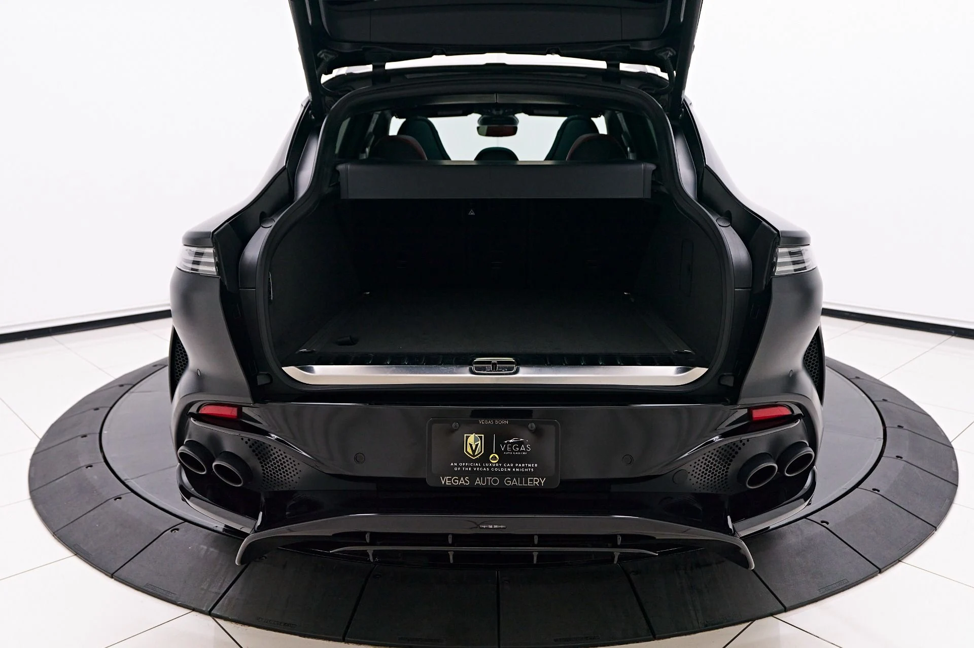 mph013_1294326931_Used_2023_Aston_Martin_DBX_707_1731378416_0ef195e364