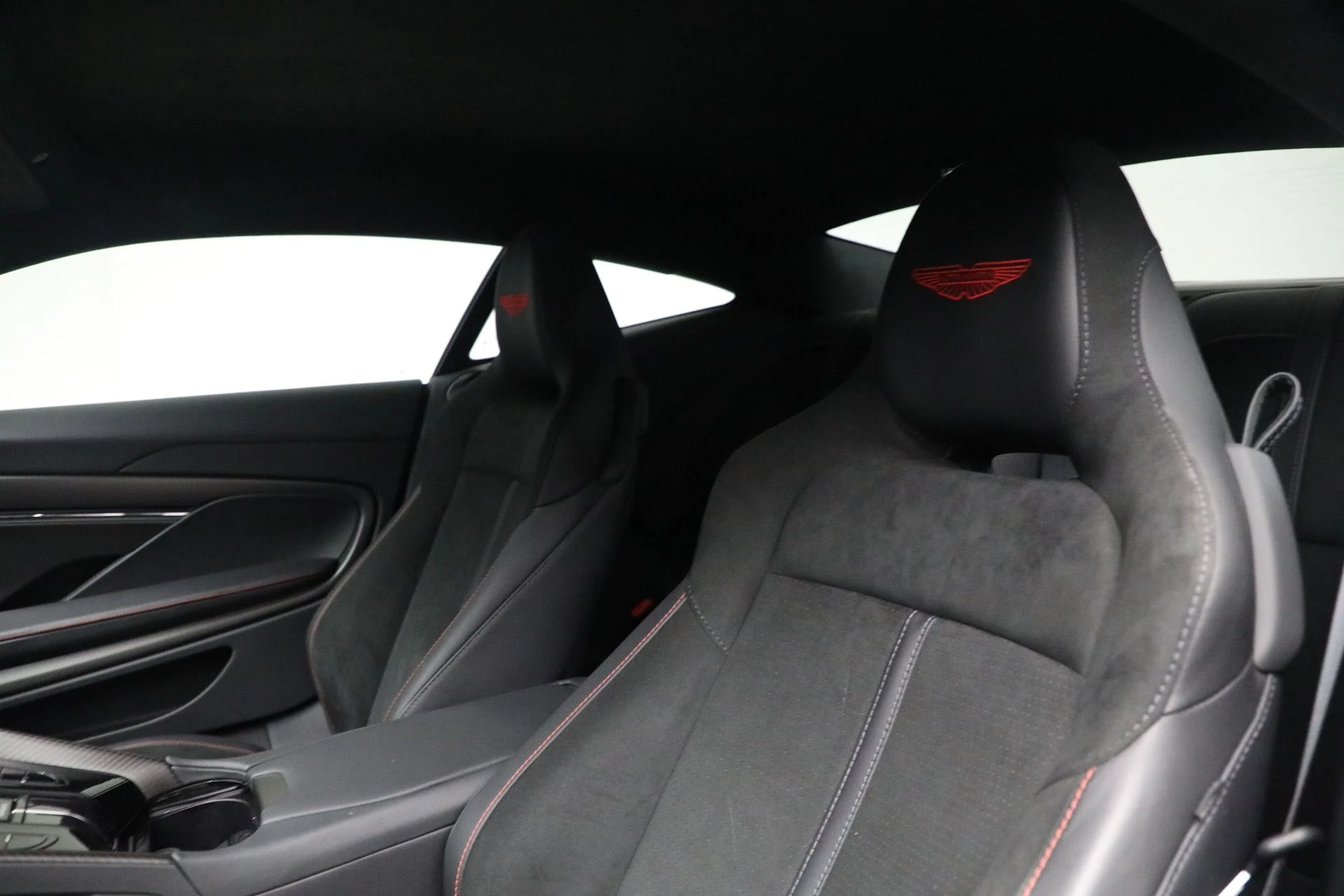 mph013_13025081_Used_2025_Aston_Martin_DB_12_V8_8172e8e02b