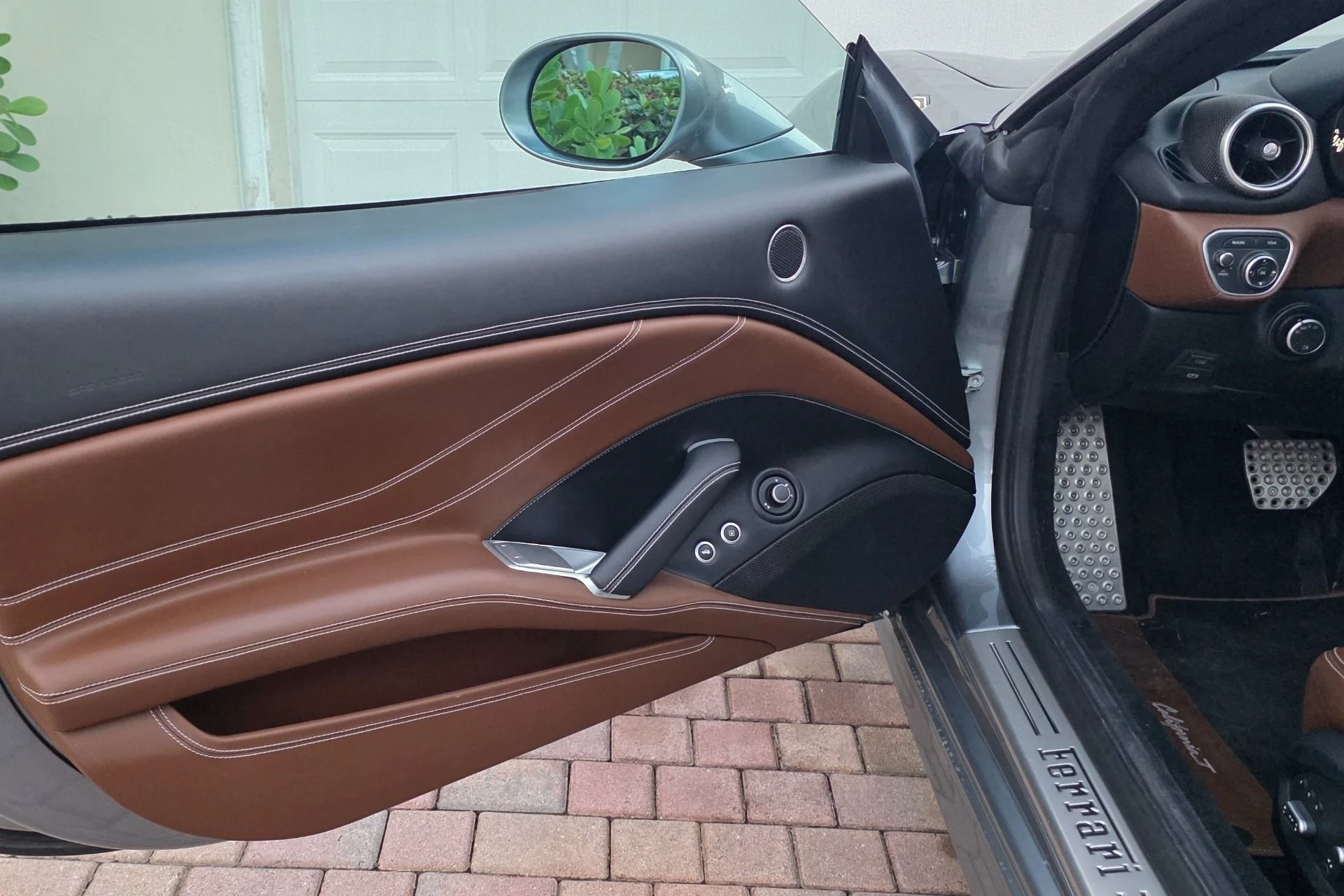 mph013_133466894_Used_2017_Ferrari_California_T_1763593112_e872c7a78b