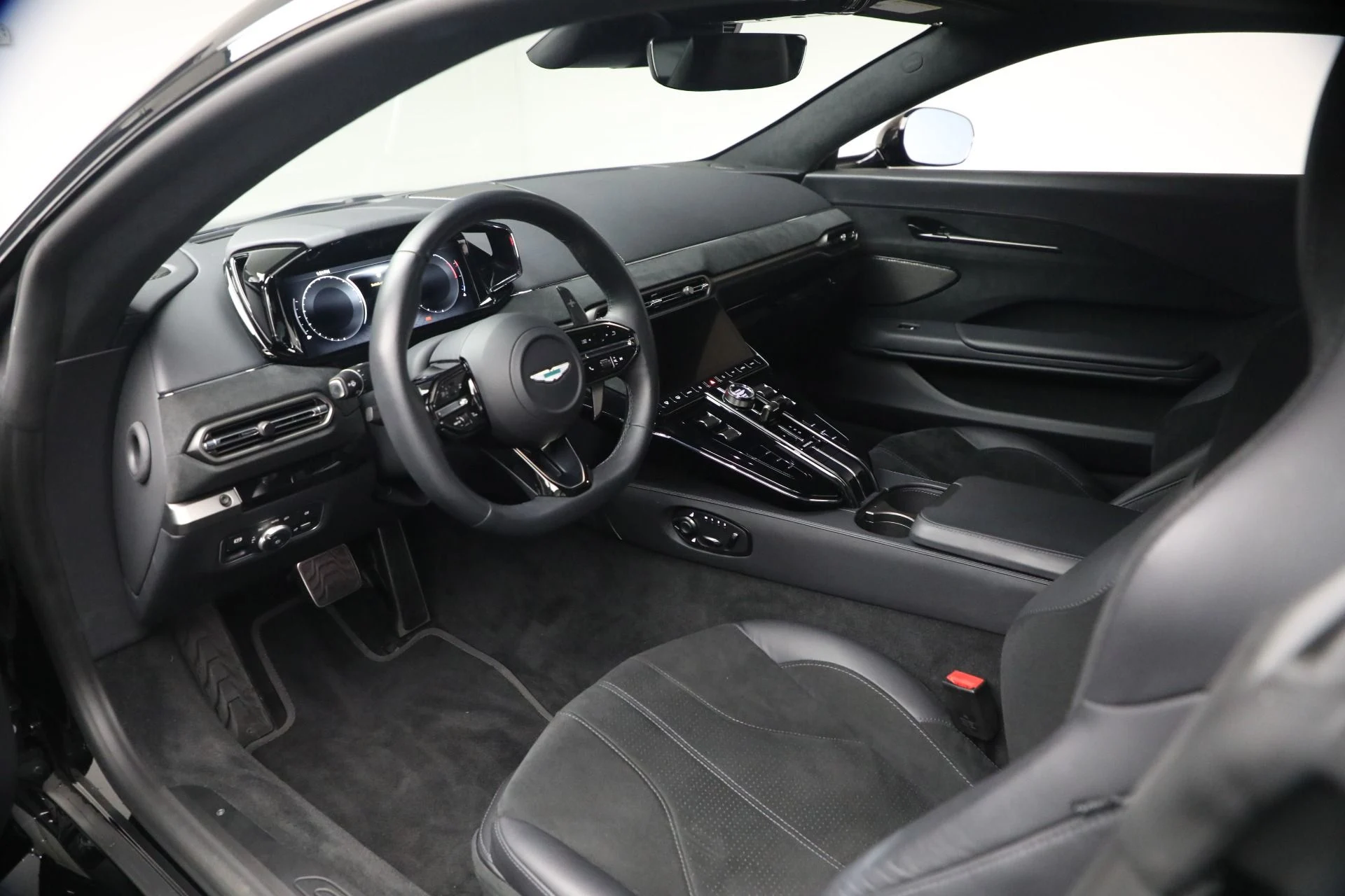 mph013_1340790370_Used_2025_Aston_Martin_Vantage_1790186277_2cdba99efe