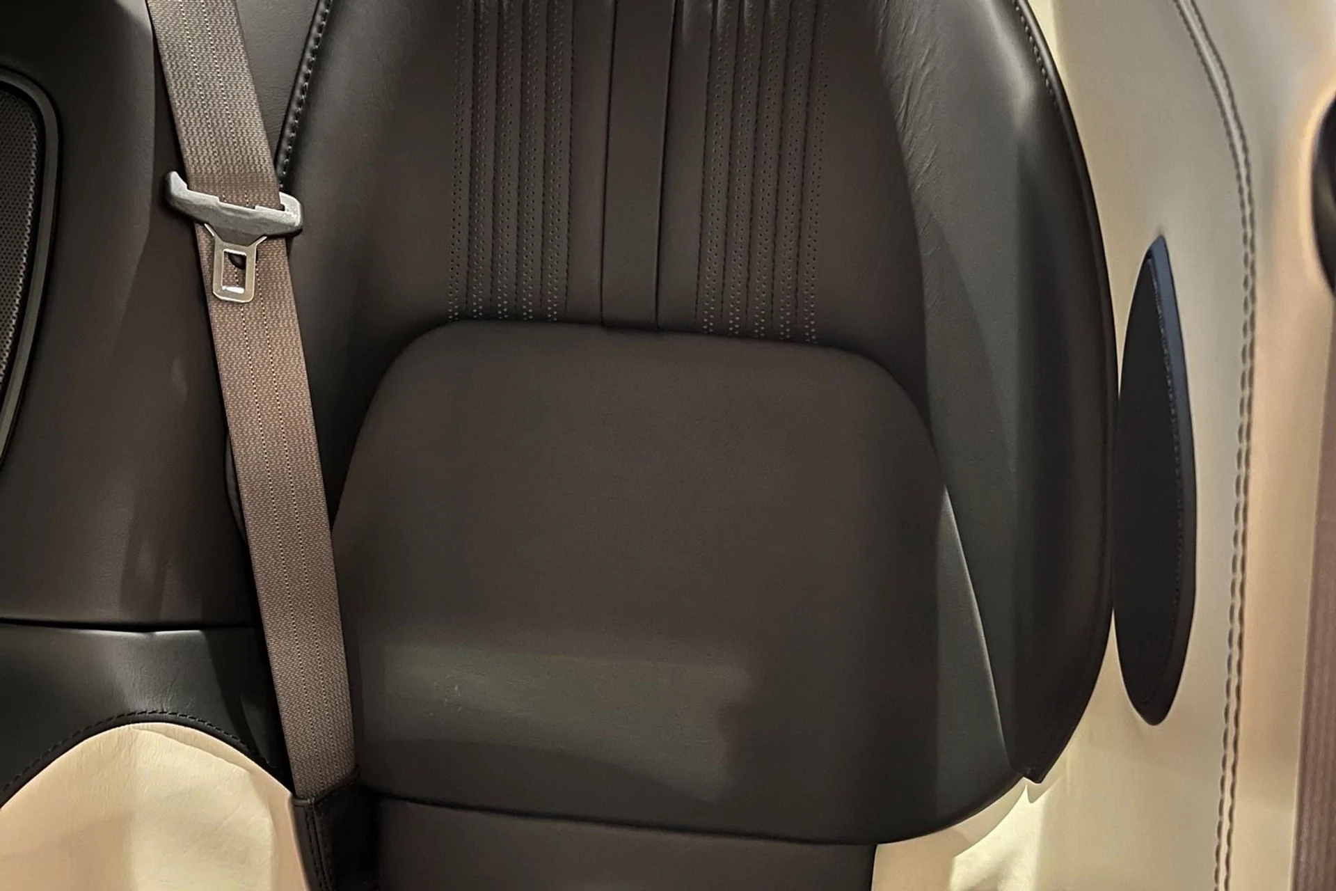 mph013_1344881859_Used_2018_Aston_Martin_DB_11_V8_1763145148_27355ee4b1