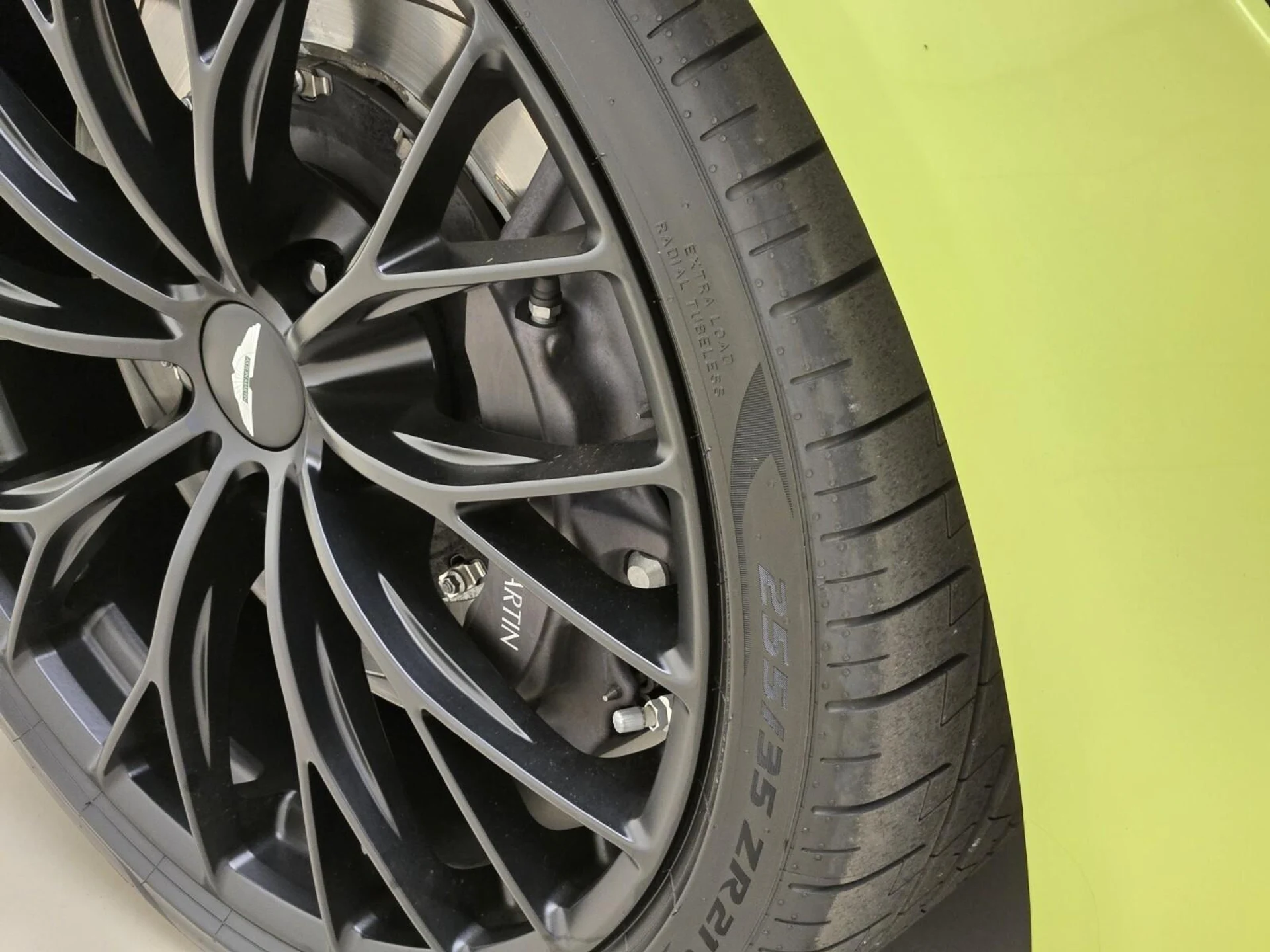 mph013_1345546495_Used_2023_Aston_Martin_Vantage_1762849136_618a21adbb