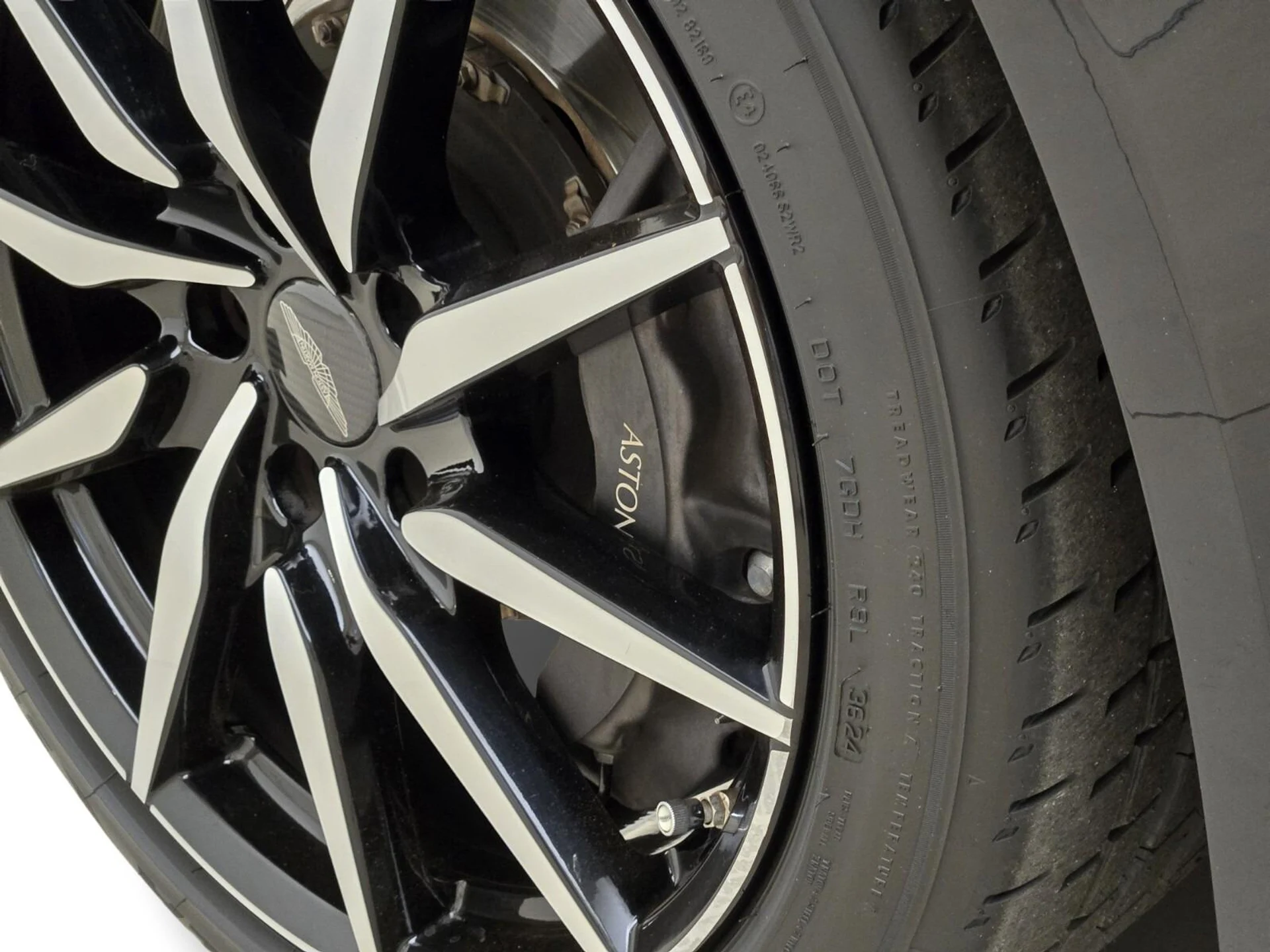 mph013_1395551218_Used_2021_Aston_Martin_DB_11_1764057855_032499e267