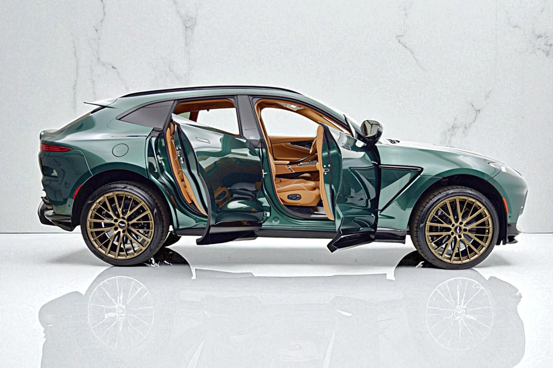 mph013_1397274577_New_2025_Aston_Martin_DBX_707_96fc31bf78