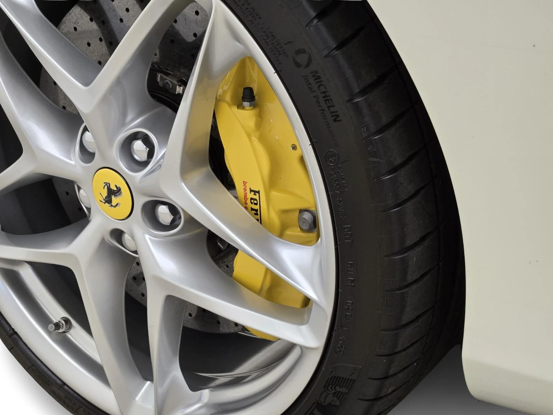 mph013_1418551808_Used_2023_Ferrari_Roma_1759820554_3b2b966435