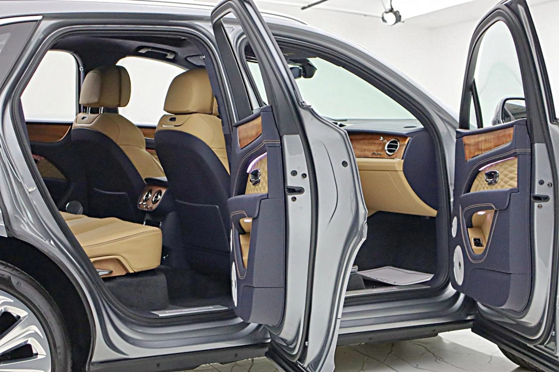 mph013_1425260468_Used_2025_Bentley_Bentayga_Azure_V8_LEASE_OPTIONS_AVAILABLE_886ed6375a