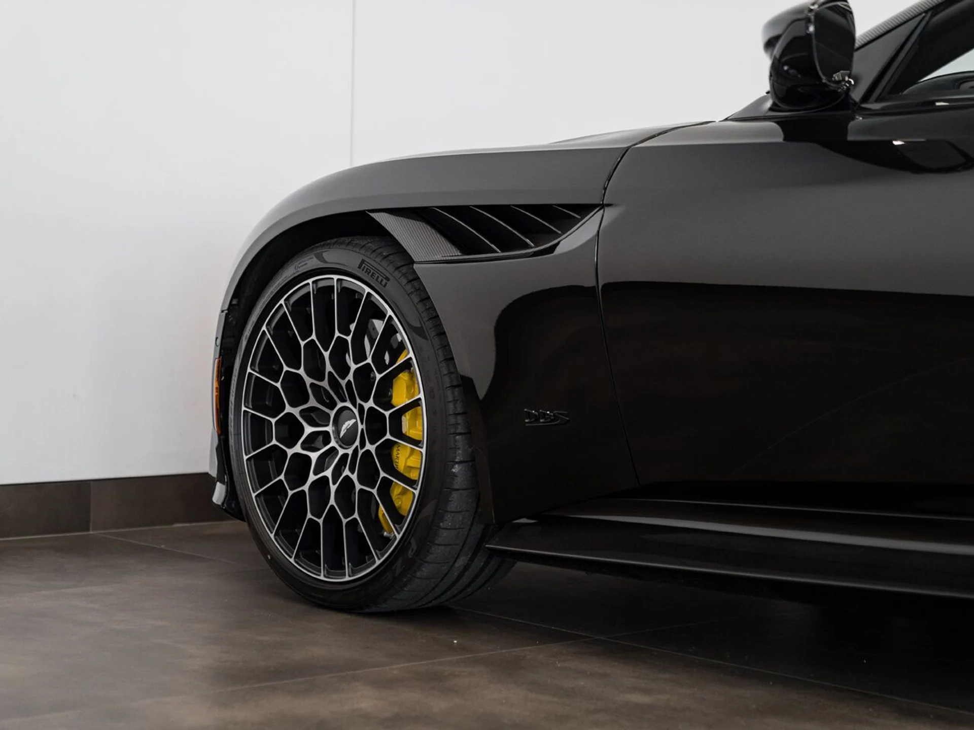 mph013_144364868_aston_martin_dbs_2023_jpg_v_1773863537_41d7a594d0