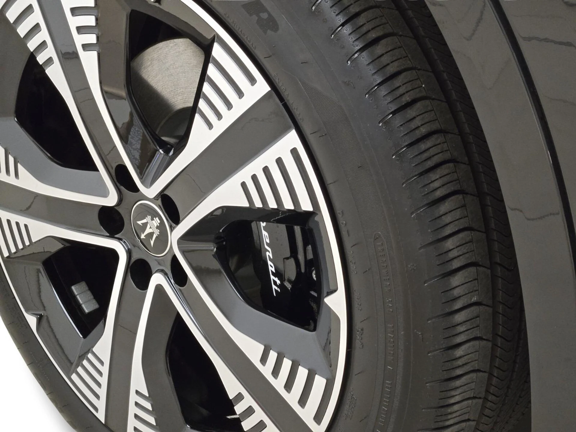 mph013_1452769675_Used_2025_Maserati_Grecale_Folgore_1765003984_94a83289b9