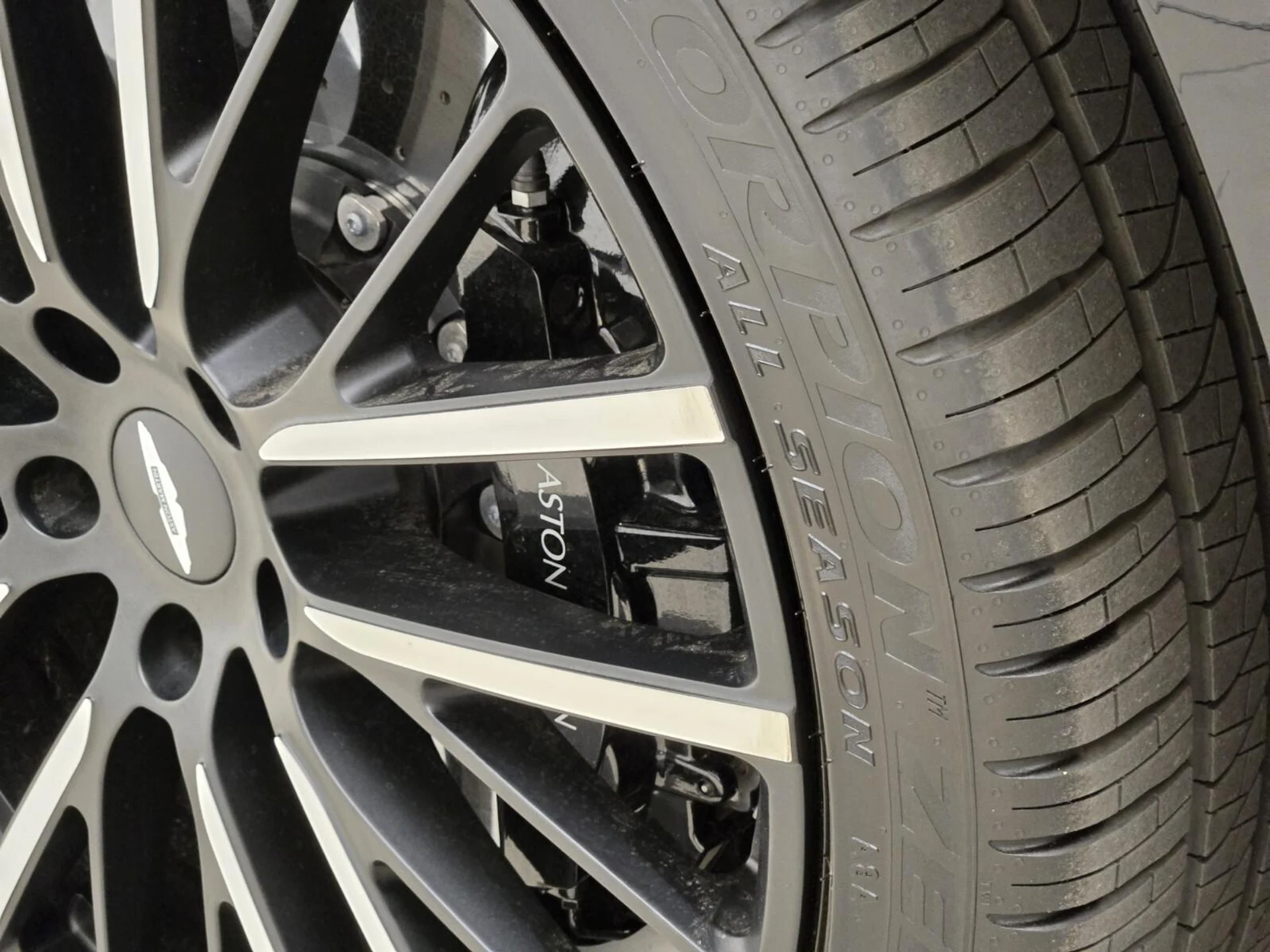 mph013_1472804548_New_2025_Aston_Martin_DBX_707_1753162615_4a3b6a906c
