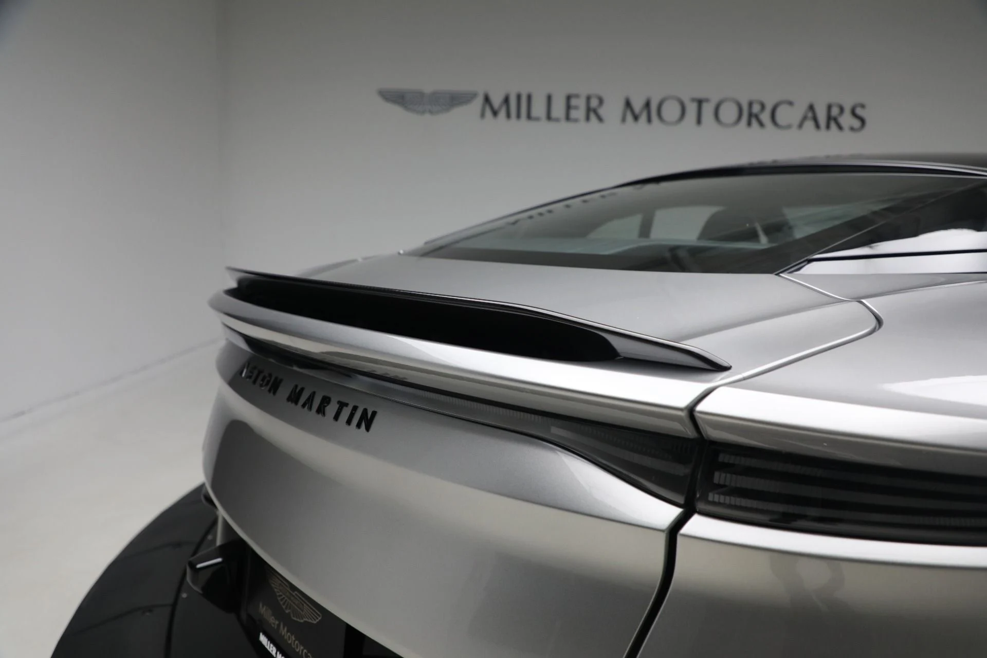 mph013_1481717561_Used_2023_Aston_Martin_DBS_Superleggera_9d99eeb217