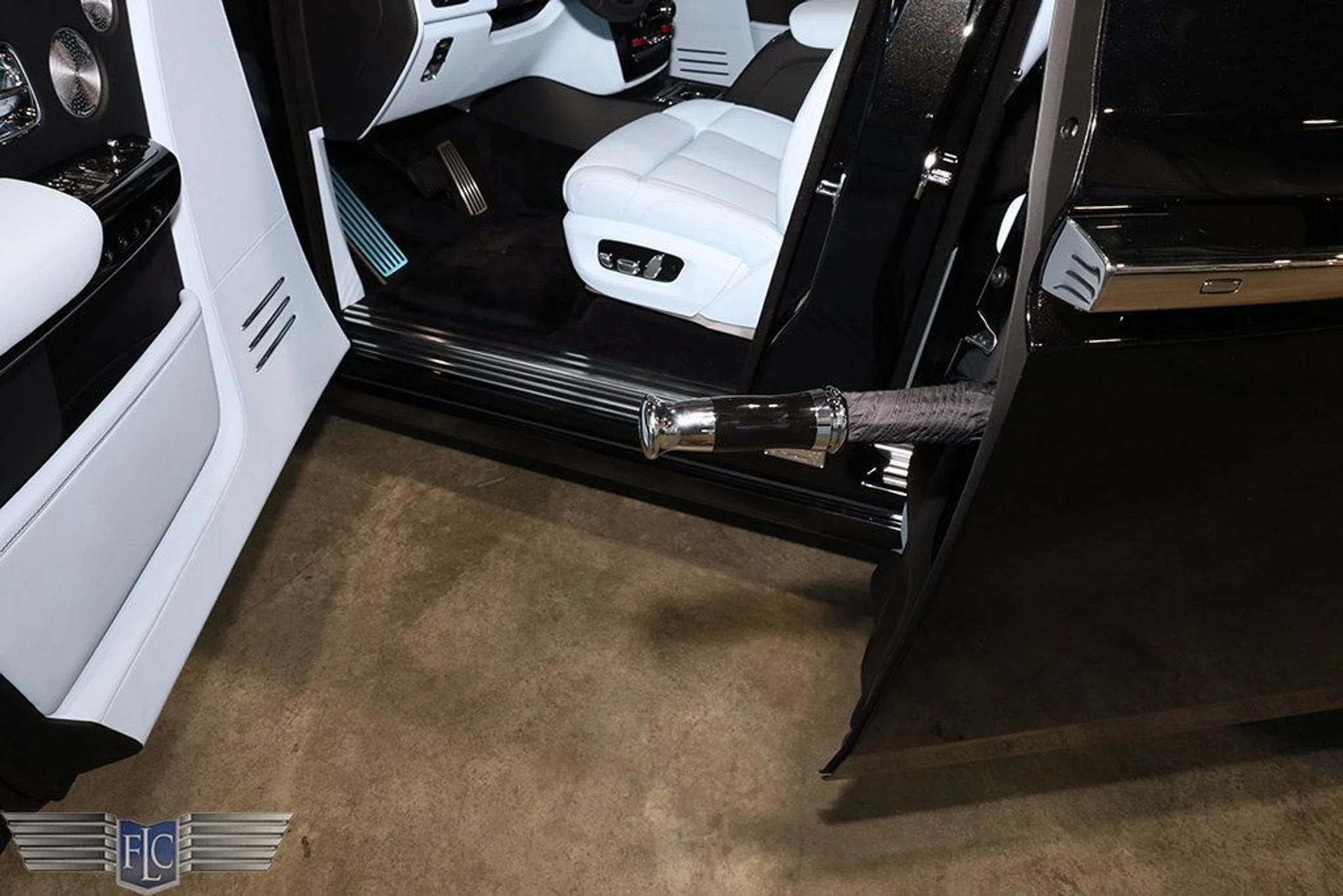 mph013_1505808462_used_2025_rolls_royce_phantom_sedan_9689_22959551_14_1024_2cbe33d92e