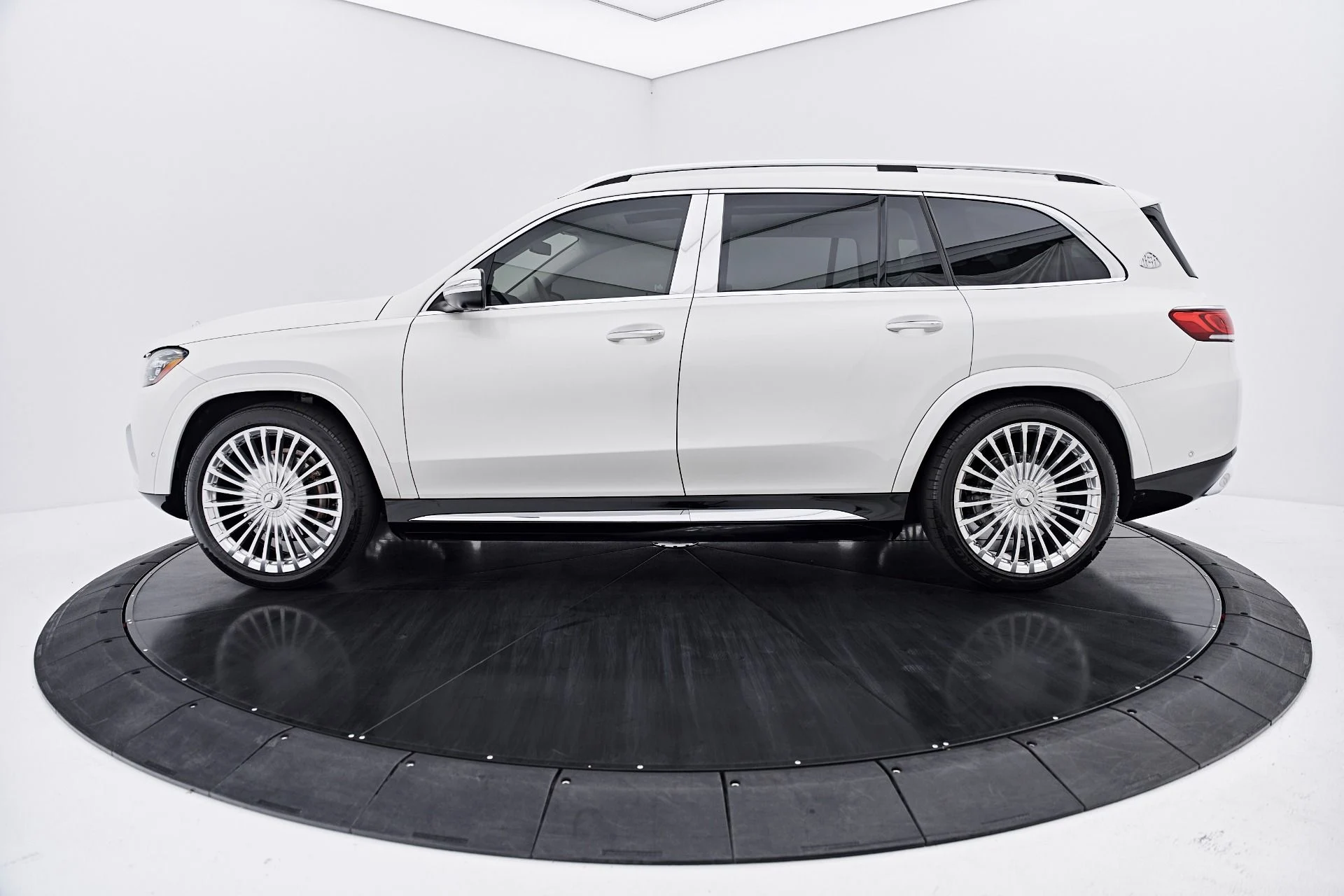 mph013_1517093808_Used_2023_Mercedes_Benz_GLS_Maybach_GLS_600_1789174484_329823b8f4